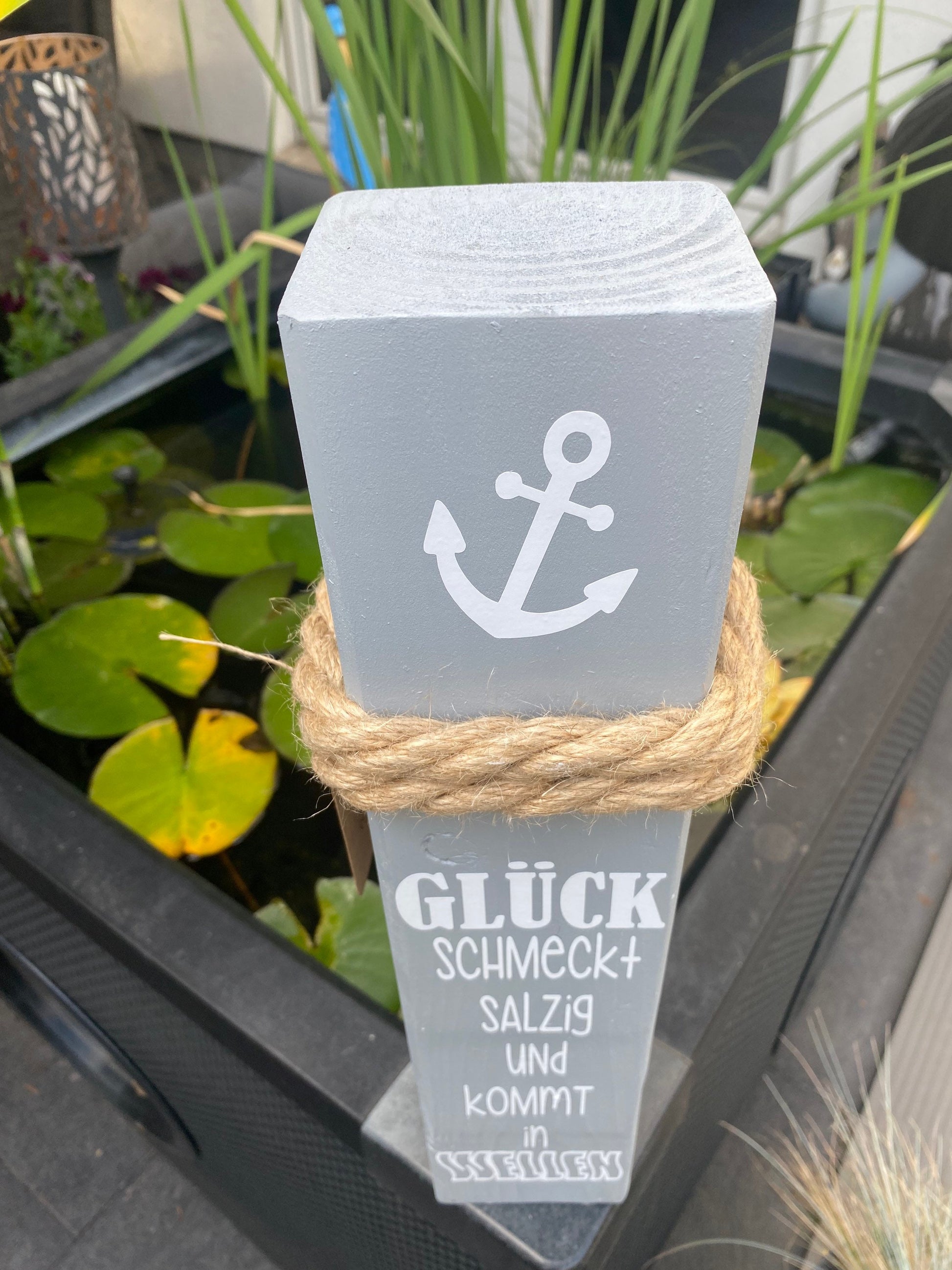 Glück Poller Gartendeko | maritime Holzsäule 45 cm | rustikale Deko Stele | Geschenk für Freunde & Zuhause