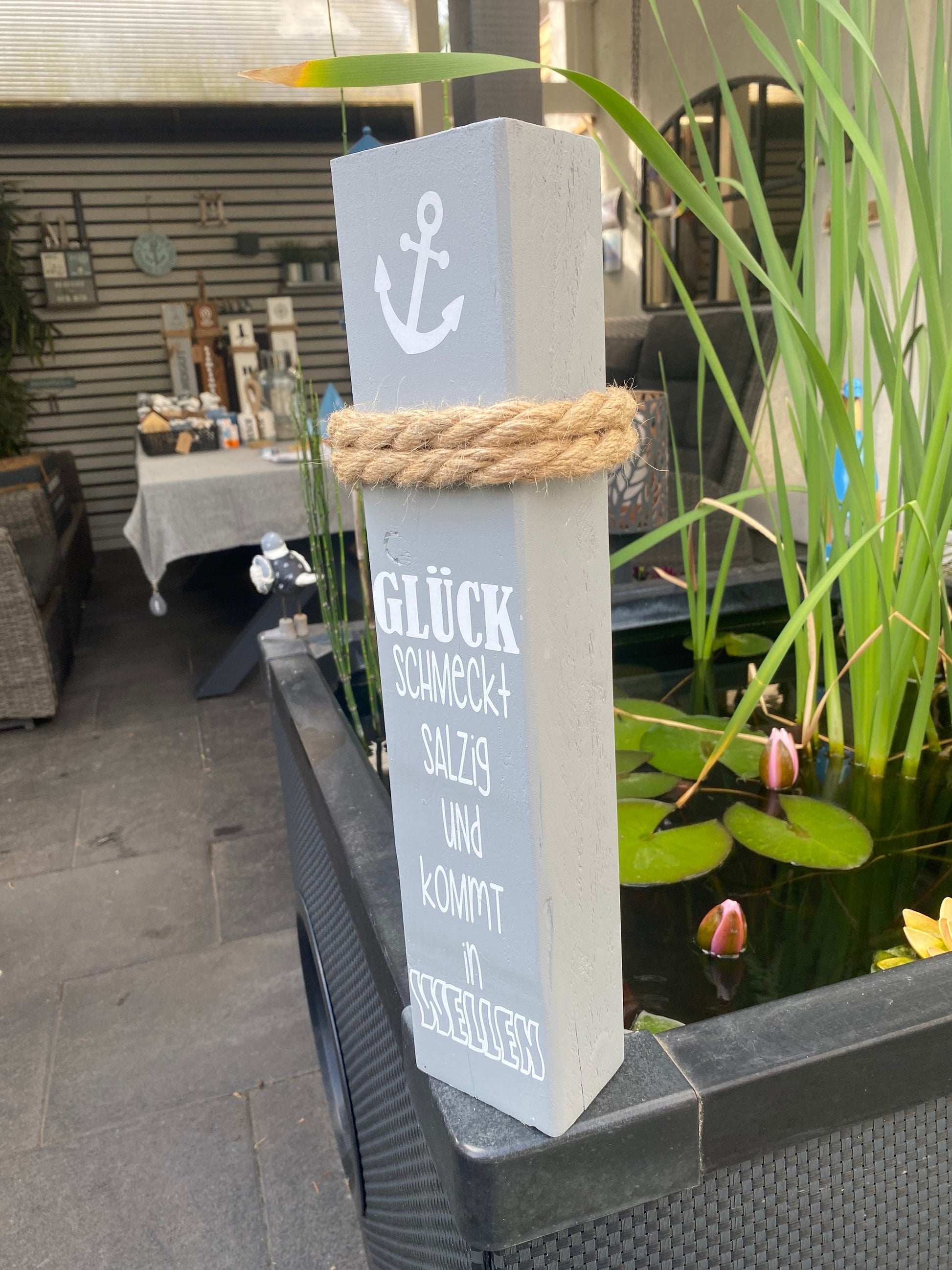 Glück Poller Gartendeko | maritime Holzsäule 45 cm | rustikale Deko Stele | Geschenk für Freunde & Zuhause