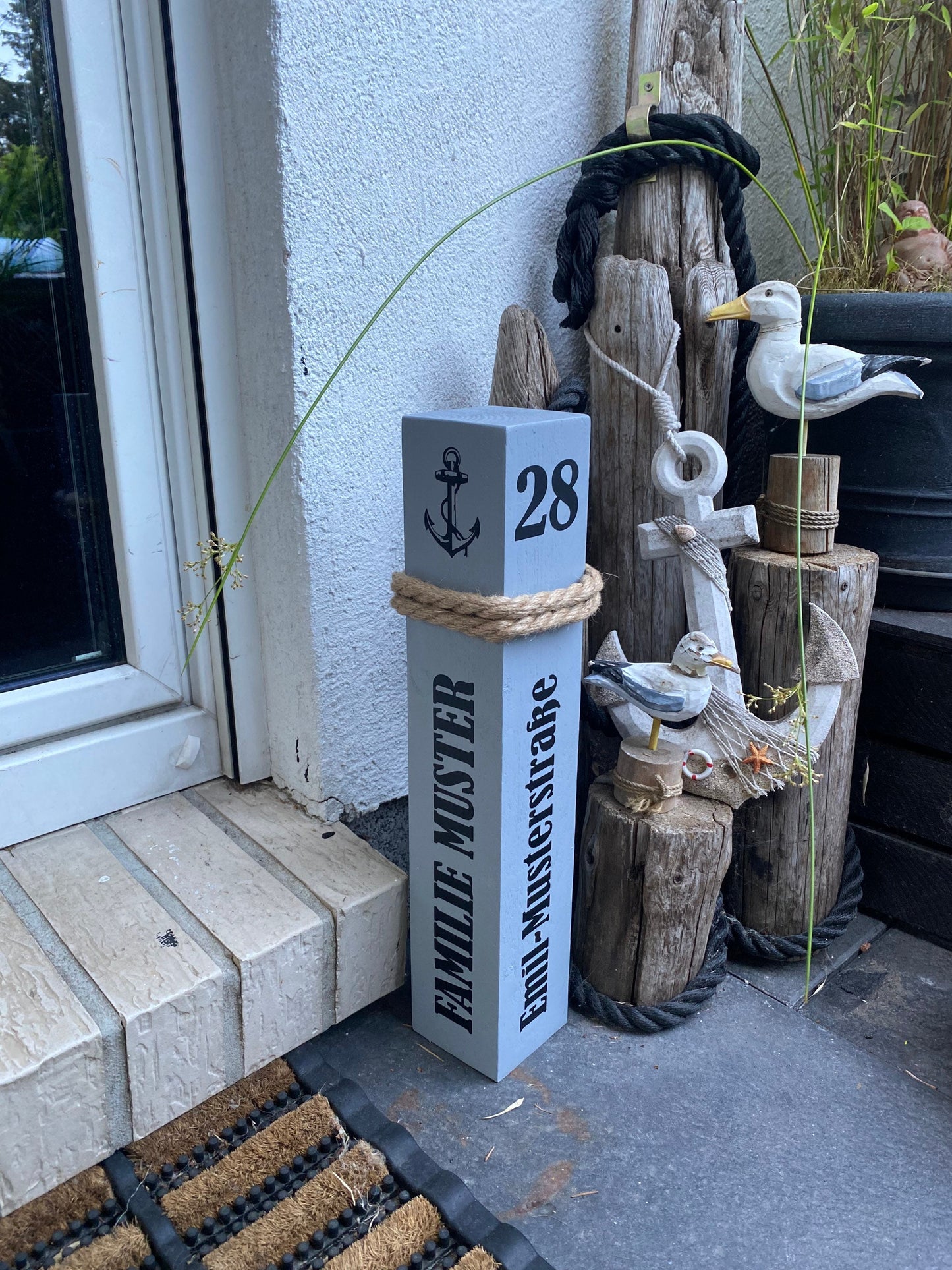 Personalisierter Holzpoller 50–80 cm – Familienname, Straße & Hausnummer | Maritime Adresse und Gartendeko, Geschenk Hochzeit oder Einzug