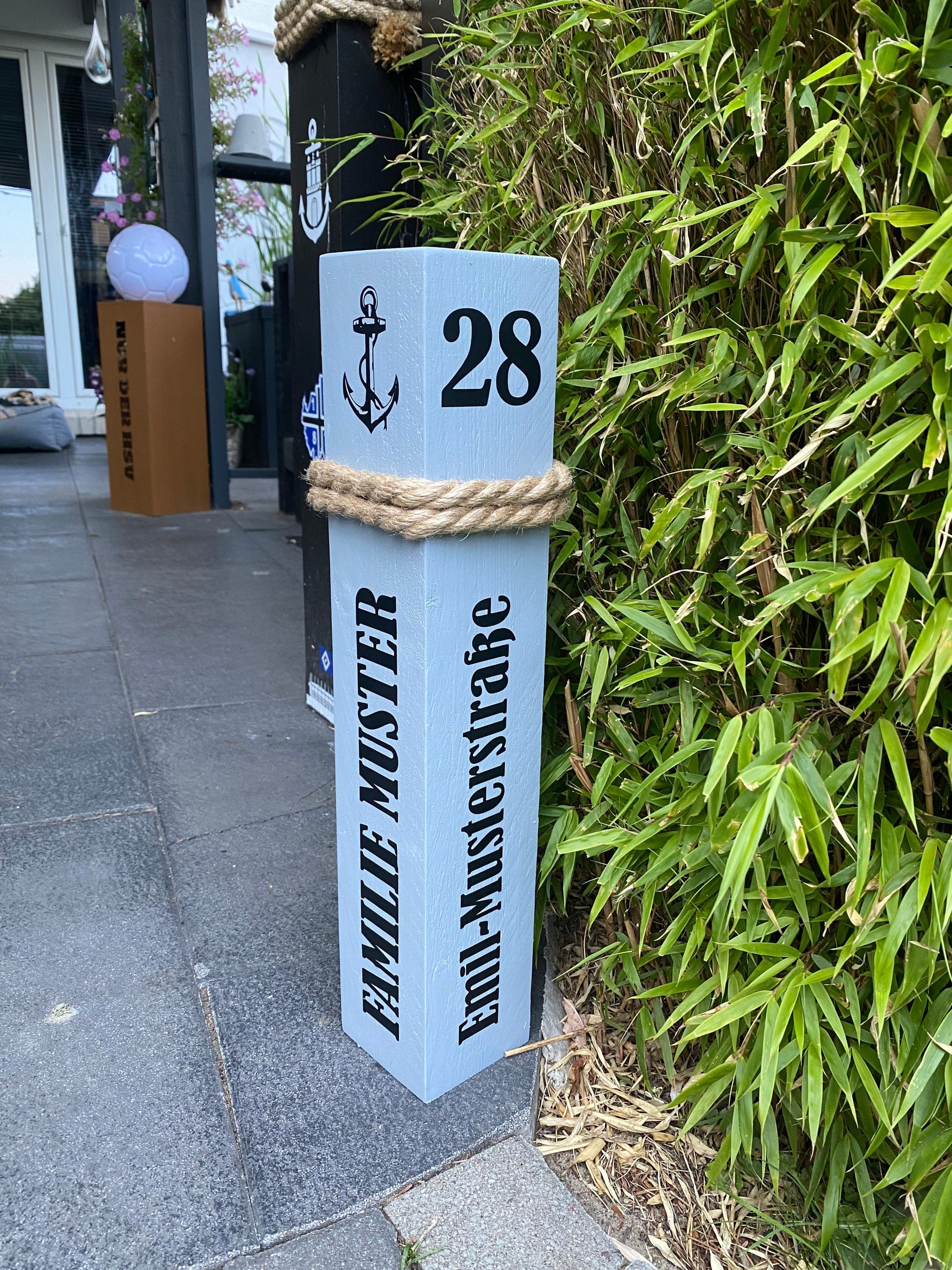 Personalisierter Holzpoller 50–80 cm – Familienname, Straße & Hausnummer | Maritime Adresse und Gartendeko, Geschenk Hochzeit oder Einzug