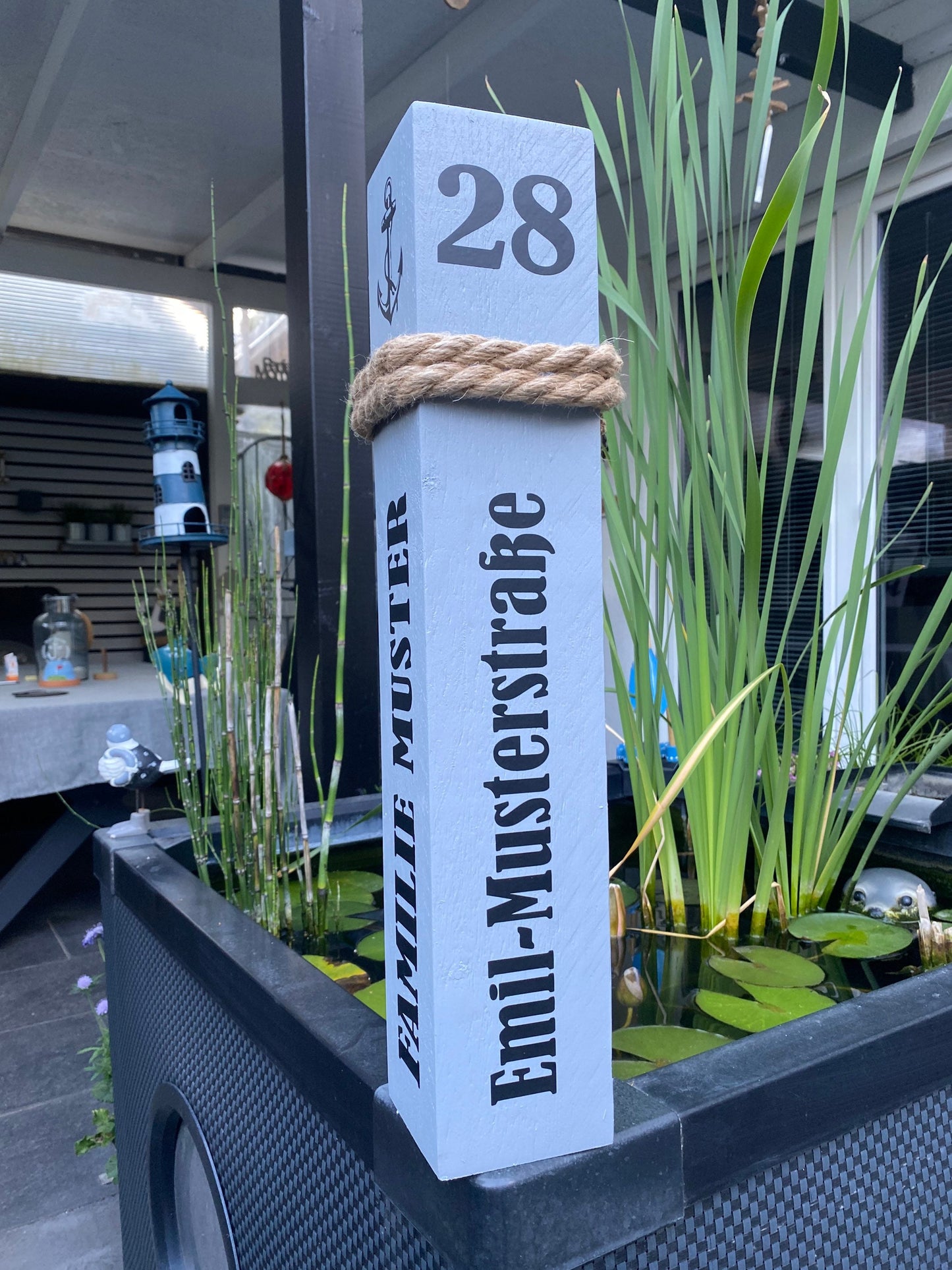 Personalisierter Holzpoller 50–80 cm – Familienname, Straße & Hausnummer | Maritime Adresse und Gartendeko, Geschenk Hochzeit oder Einzug