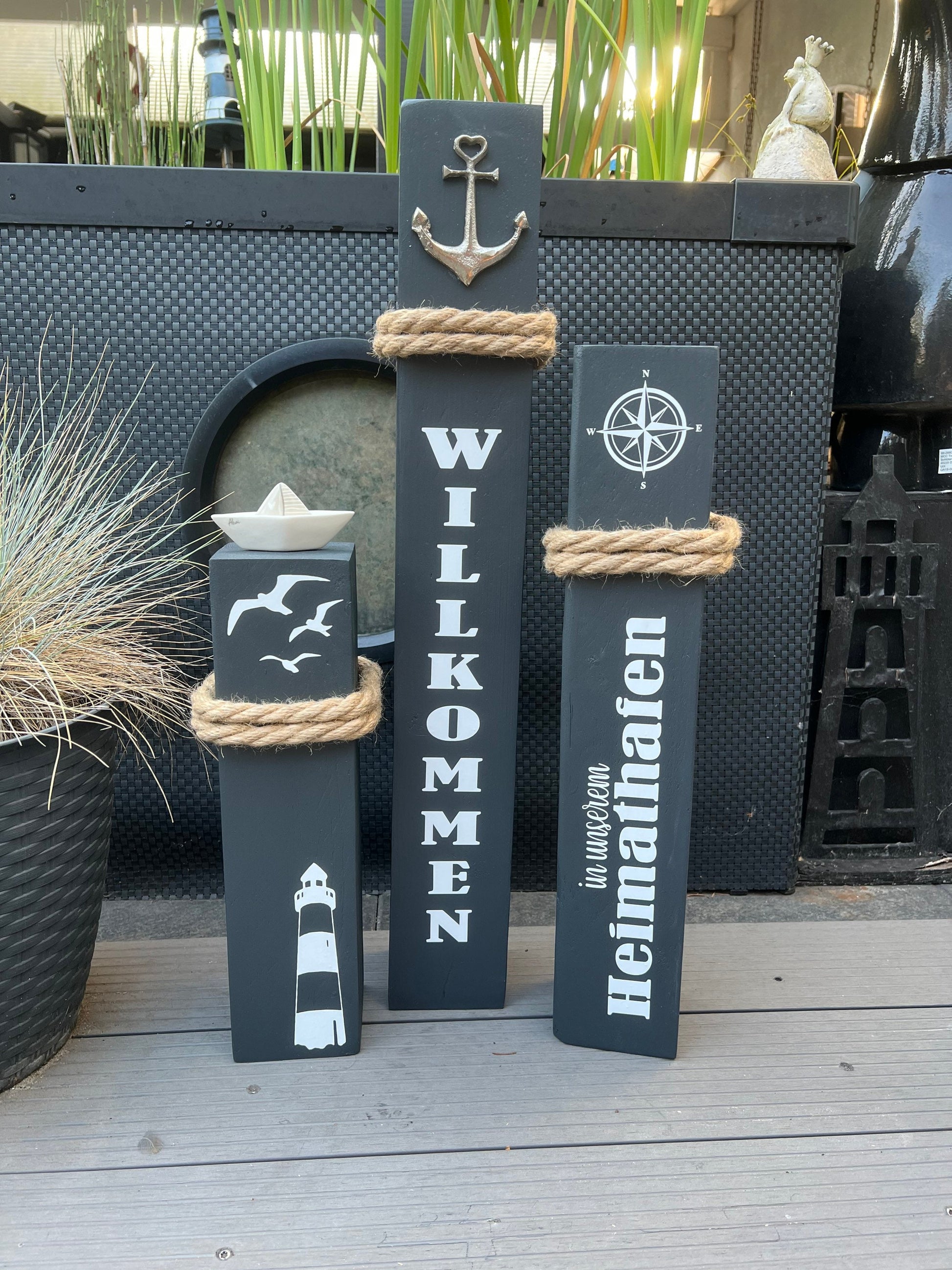 Set 3 dekorative Holzsäulen Maritim – Küstenhaus Deko mit Anker und Wunschtext | Geschenk Set für Haus & Garten, maritime Deko