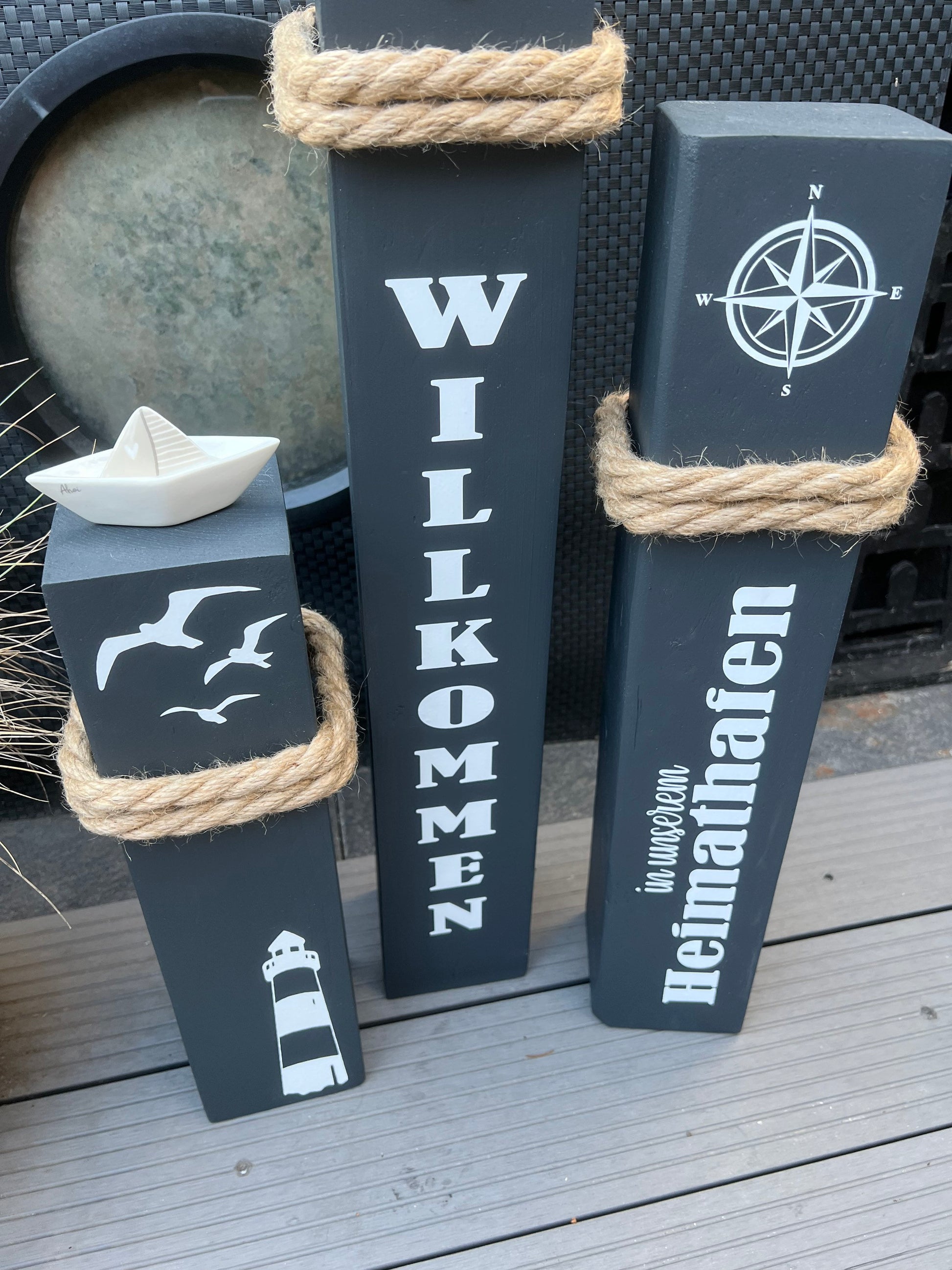 Set 3 dekorative Holzsäulen Maritim – Küstenhaus Deko mit Anker und Wunschtext | Geschenk Set für Haus & Garten, maritime Deko