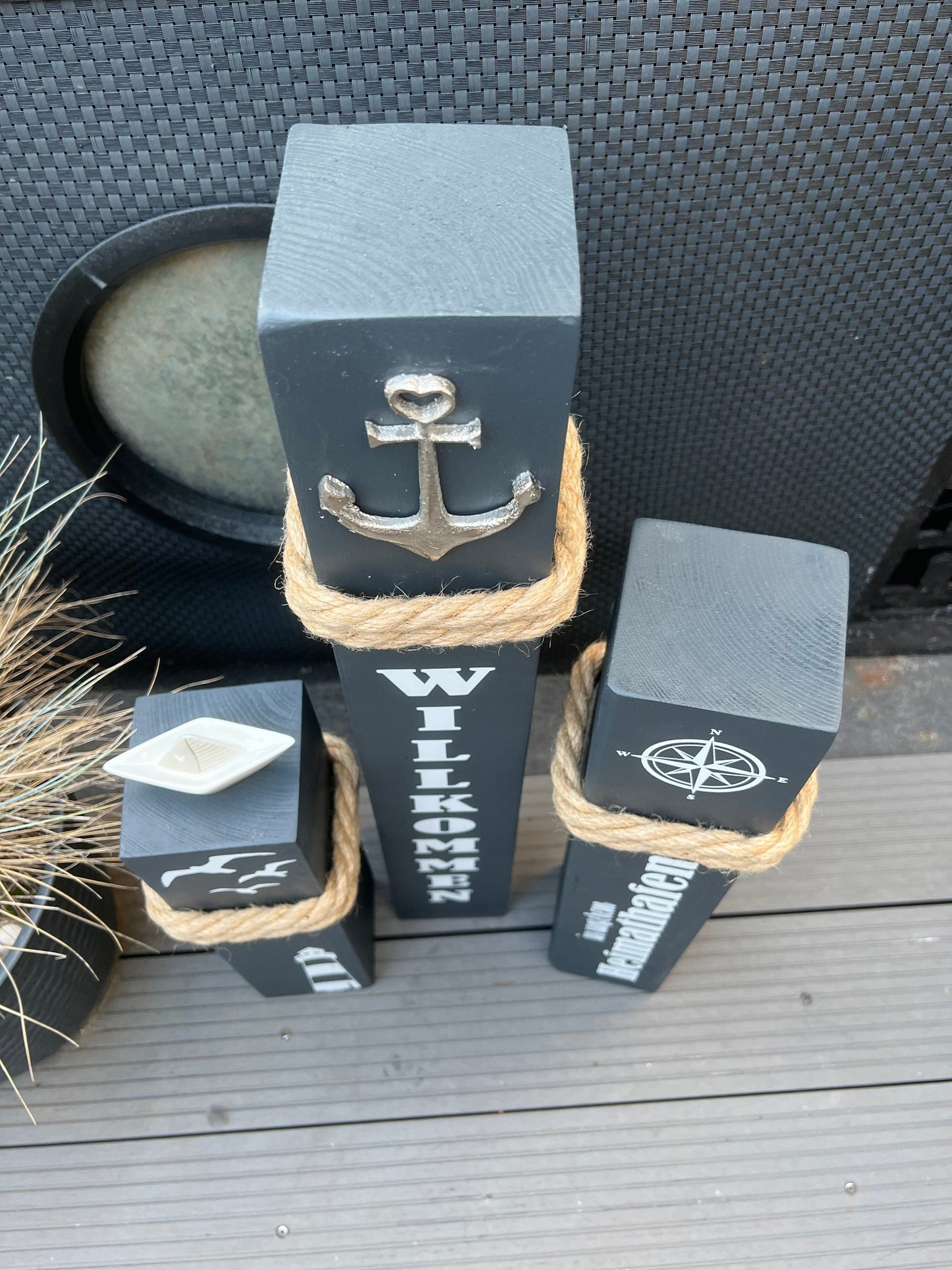 Set 3 dekorative Holzsäulen Maritim – Küstenhaus Deko mit Anker und Wunschtext | Geschenk Set für Haus & Garten, maritime Deko