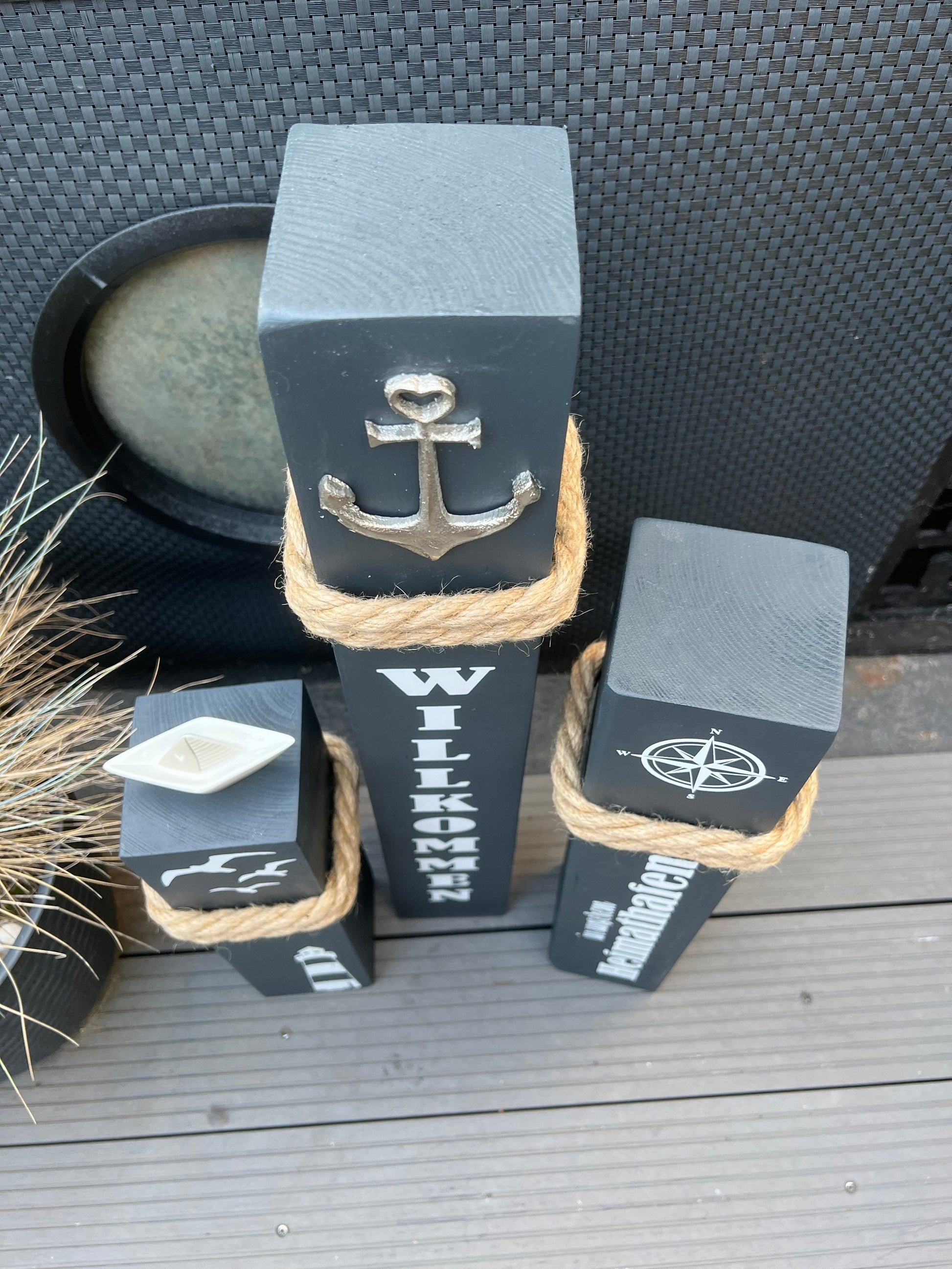 Set 3 dekorative Holzsäulen Maritim – Küstenhaus Deko mit Anker und Wunschtext | Geschenk Set für Haus & Garten, maritime Deko