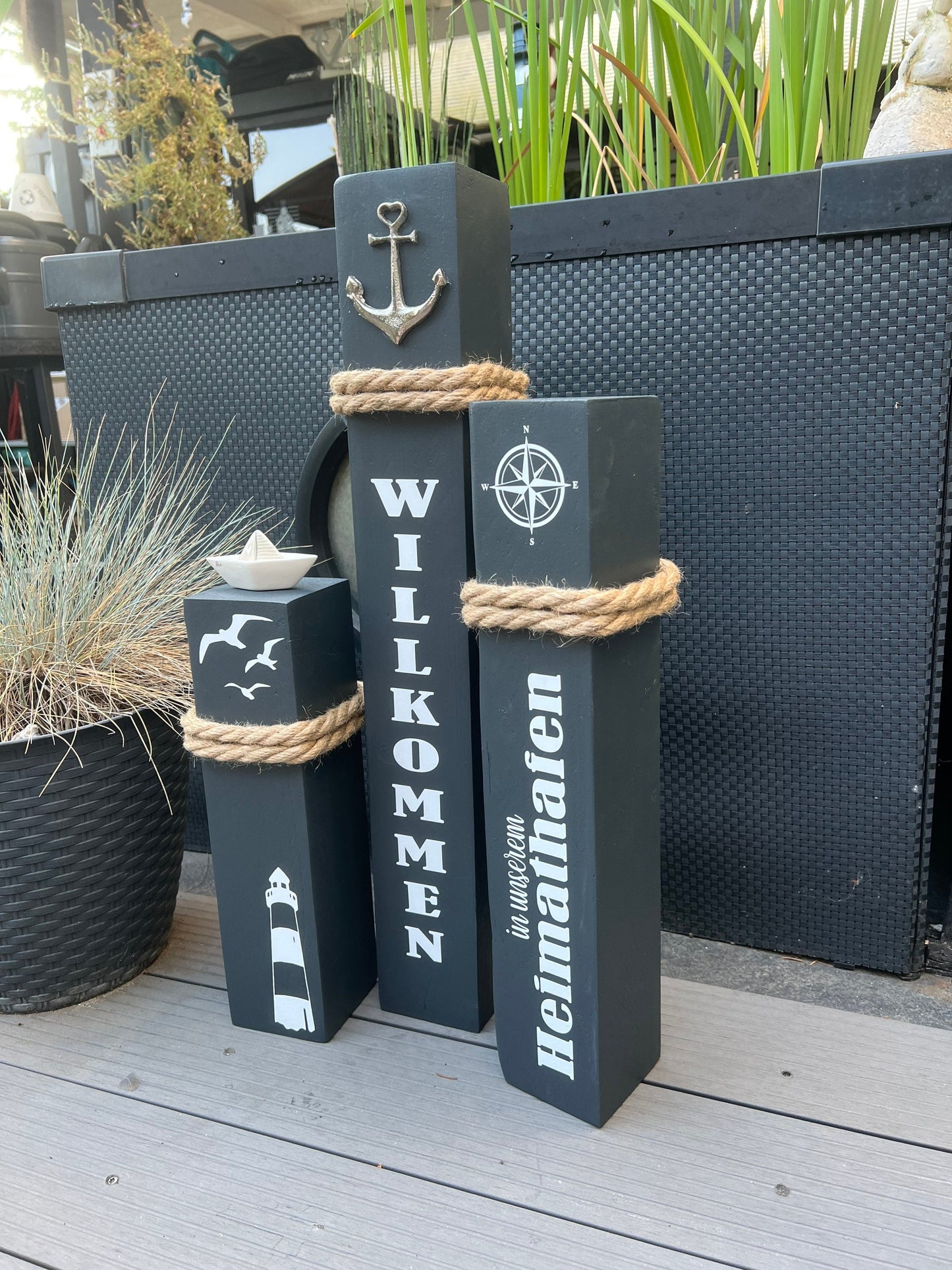 Set 3 dekorative Holzsäulen Maritim – Küstenhaus Deko mit Anker und Wunschtext | Geschenk Set für Haus & Garten, maritime Deko