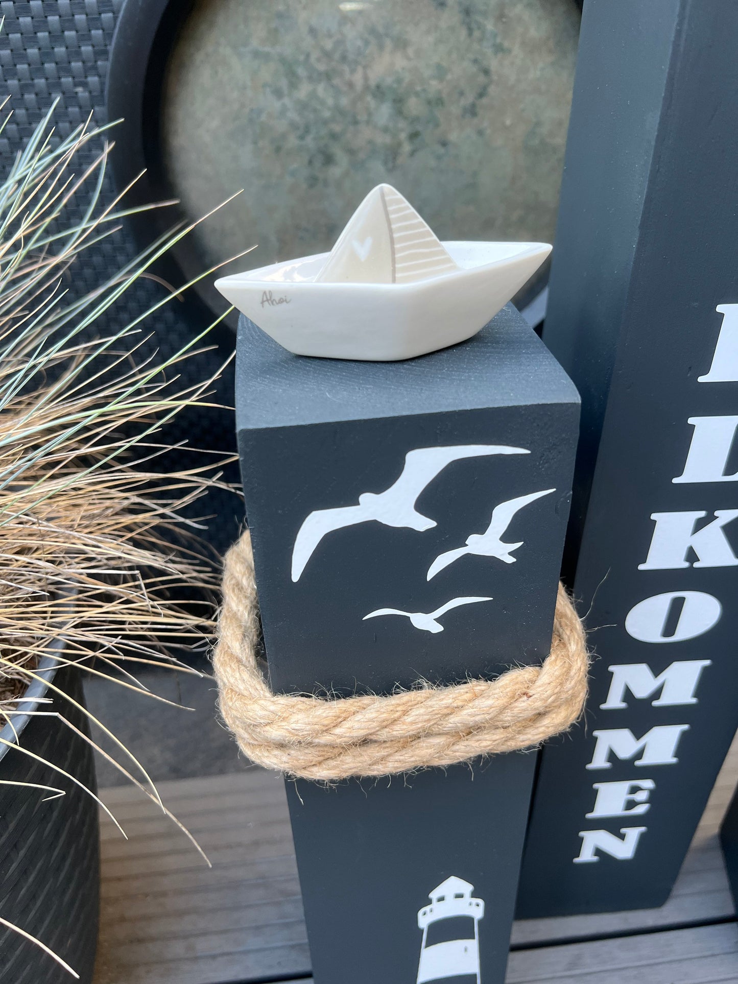 Set 3 dekorative Holzsäulen Maritim – Küstenhaus Deko mit Anker und Wunschtext | Geschenk Set für Haus & Garten, maritime Deko