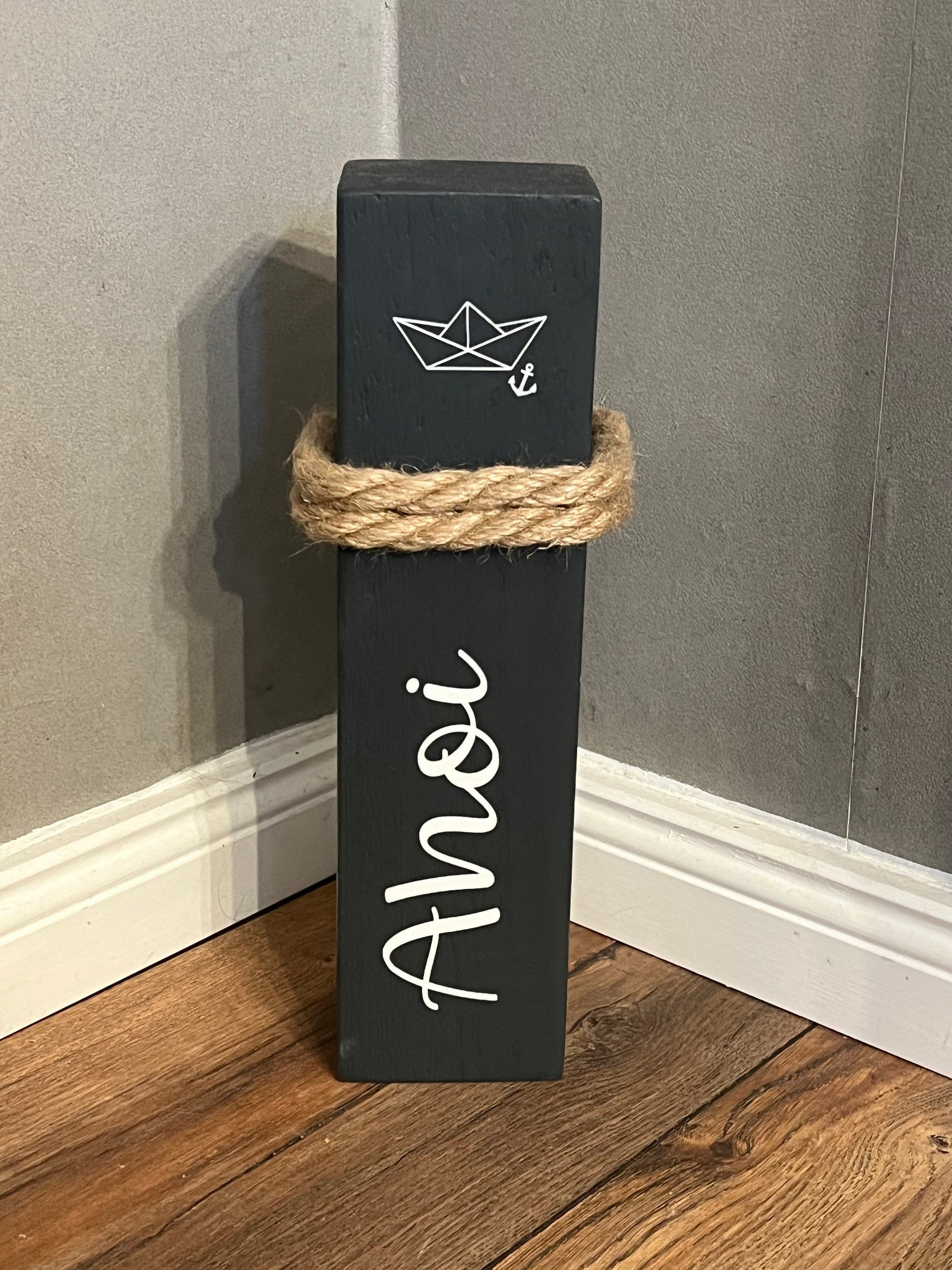 Ahoi Poller 40 cm | Maritime Holzsäule anthrazit mit Schiff | Gartendeko & Küstendeko | handgemacht