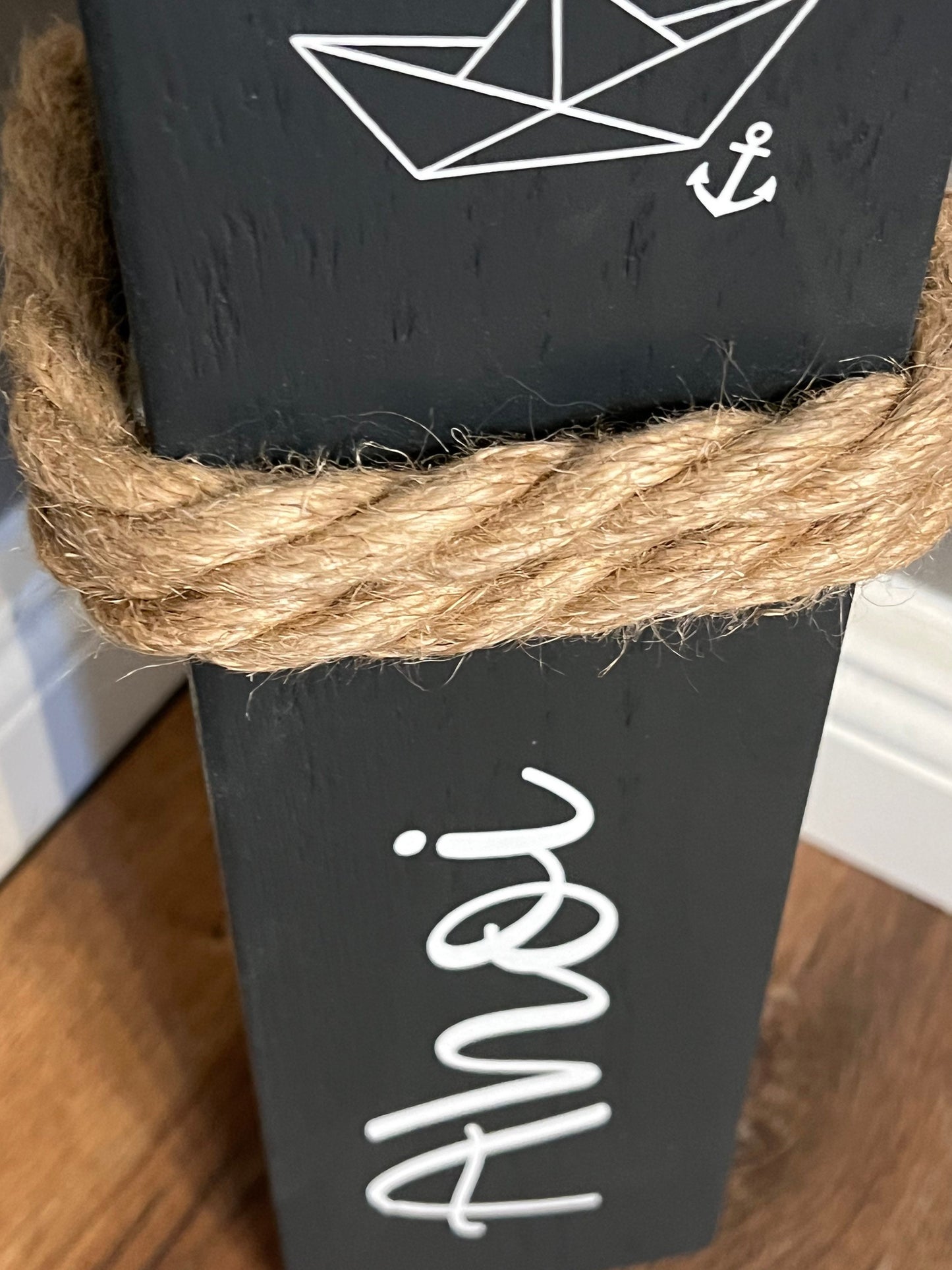 Ahoi Poller 40 cm | Maritime Holzsäule anthrazit mit Schiff | Gartendeko & Küstendeko | handgemacht