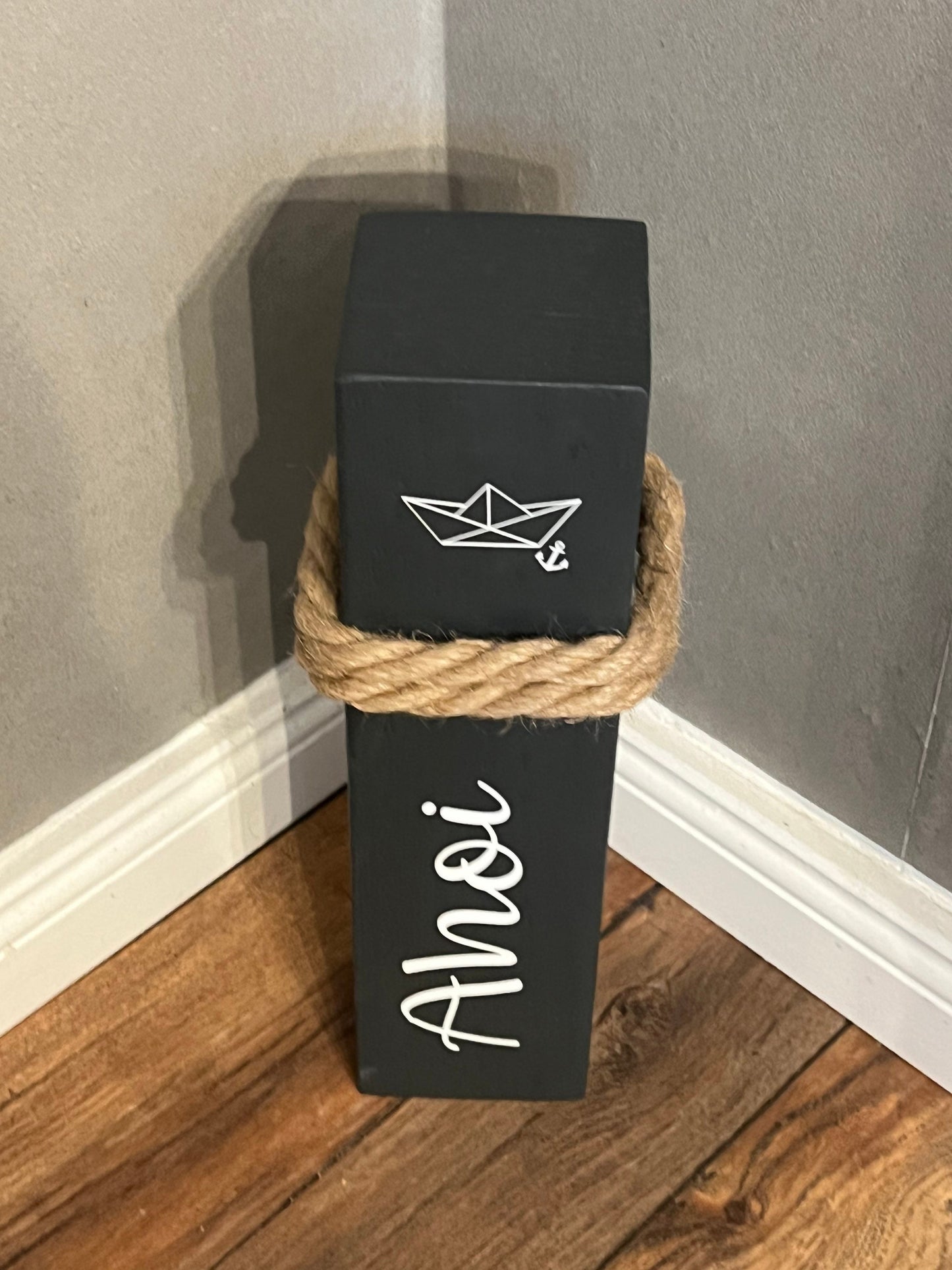 Ahoi Poller 40 cm | Maritime Holzsäule anthrazit mit Schiff | Gartendeko & Küstendeko | handgemacht