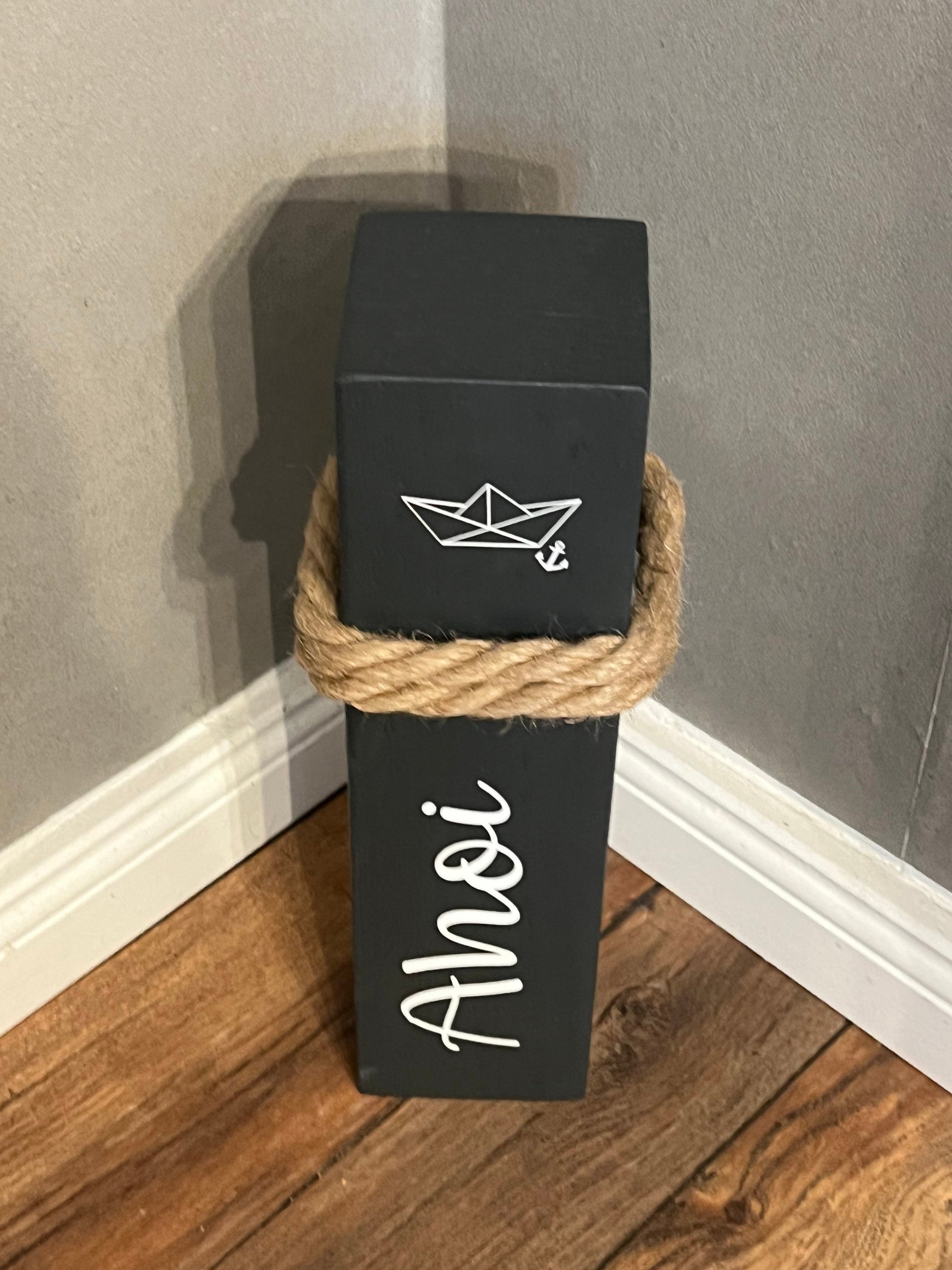 Ahoi Poller 40 cm | Maritime Holzsäule anthrazit mit Schiff | Gartendeko & Küstendeko | handgemacht