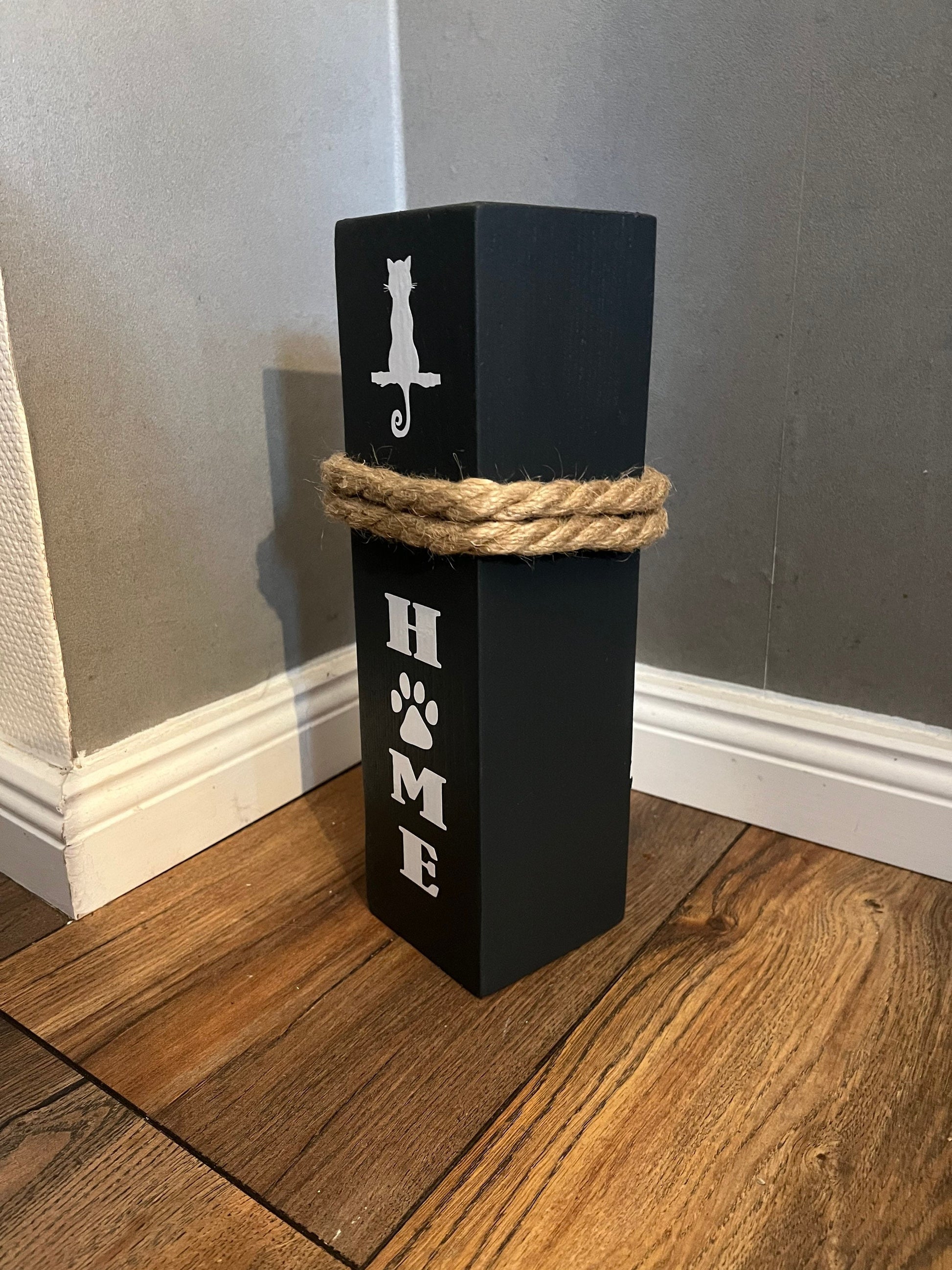 Geschenk für Katzenmama – Holz-Dekosäule HOME | Rustikale Katzenliebe & Deko für Katzenmama, Dekosäule