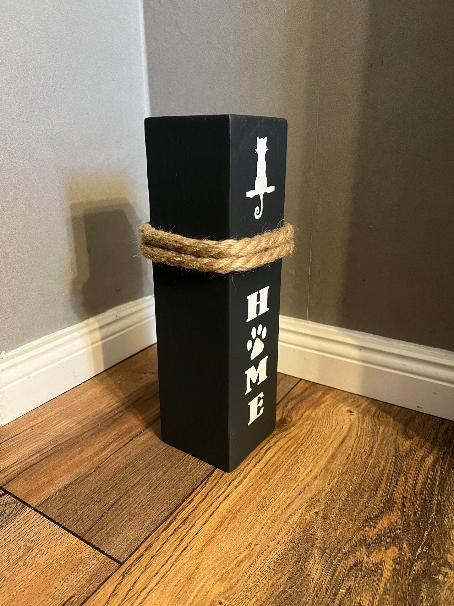 Geschenk für Katzenmama – Holz-Dekosäule HOME | Rustikale Katzenliebe & Deko für Katzenmama, Dekosäule