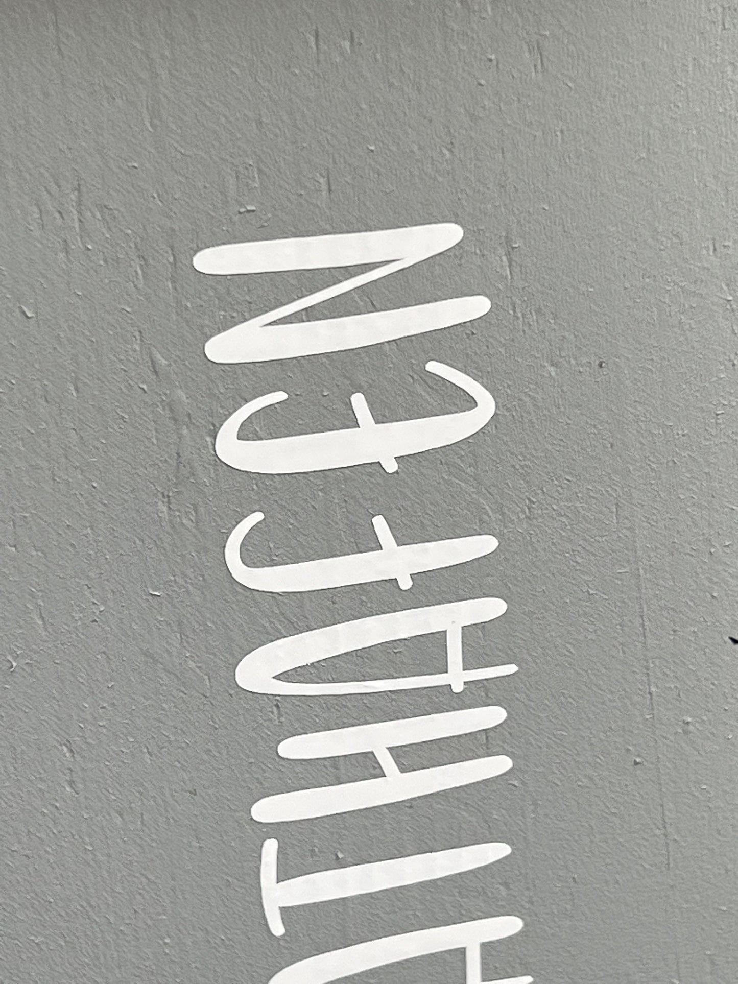 Willkommen Heimathafen Poller 50 cm | maritime Holzsäule grau-weiß mit Anker & Windrose | Gartendeko Stele Küstendeko