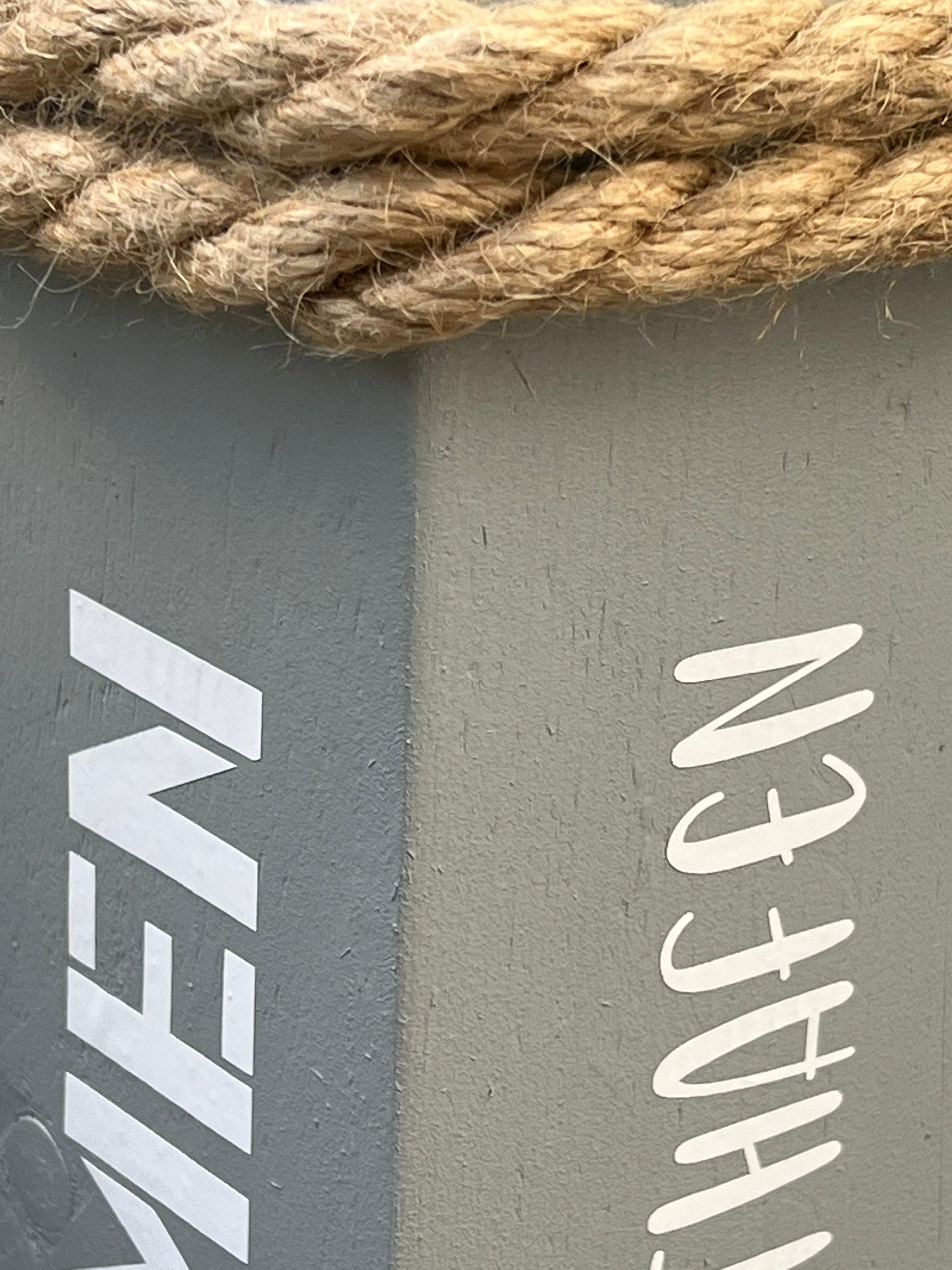 Willkommen Heimathafen Poller 50 cm | maritime Holzsäule grau-weiß mit Anker & Windrose | Gartendeko Stele Küstendeko