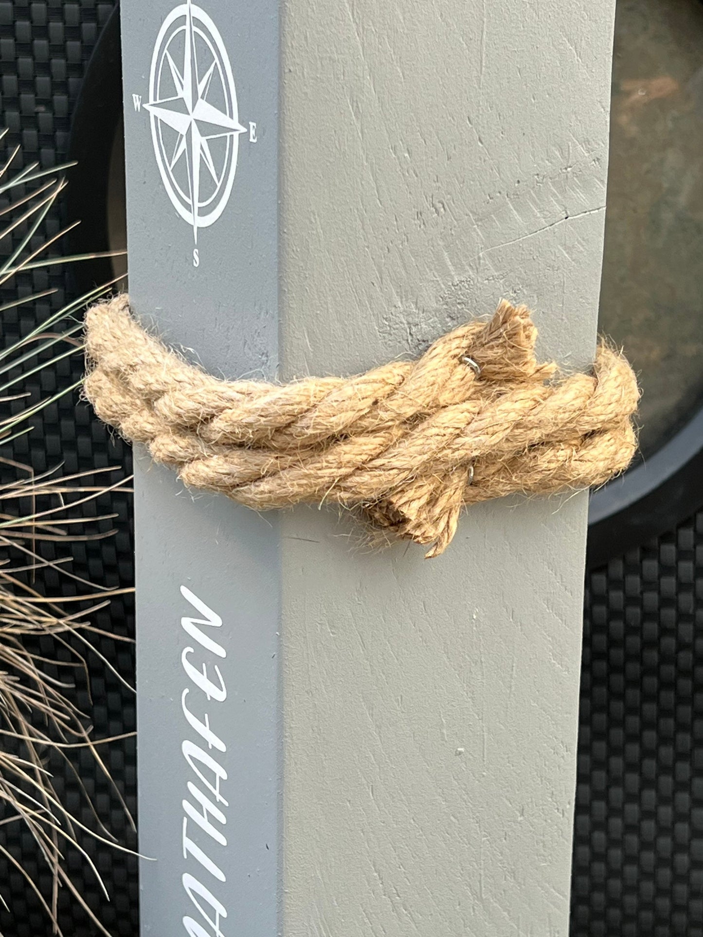 Willkommen Heimathafen Poller 50 cm | maritime Holzsäule grau-weiß mit Anker & Windrose | Gartendeko Stele Küstendeko