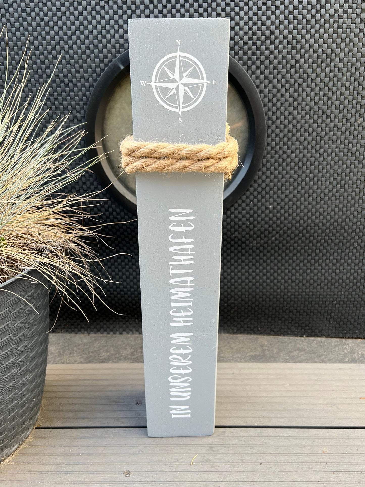 Willkommen Heimathafen Poller 50 cm | maritime Holzsäule grau-weiß mit Anker & Windrose | Gartendeko Stele Küstendeko