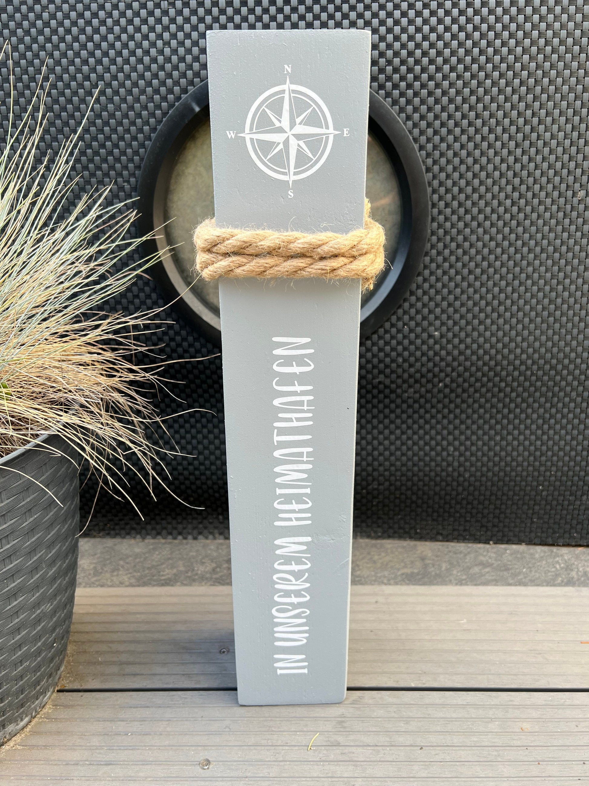 Willkommen Heimathafen Poller 50 cm | maritime Holzsäule grau-weiß mit Anker & Windrose | Gartendeko Stele Küstendeko