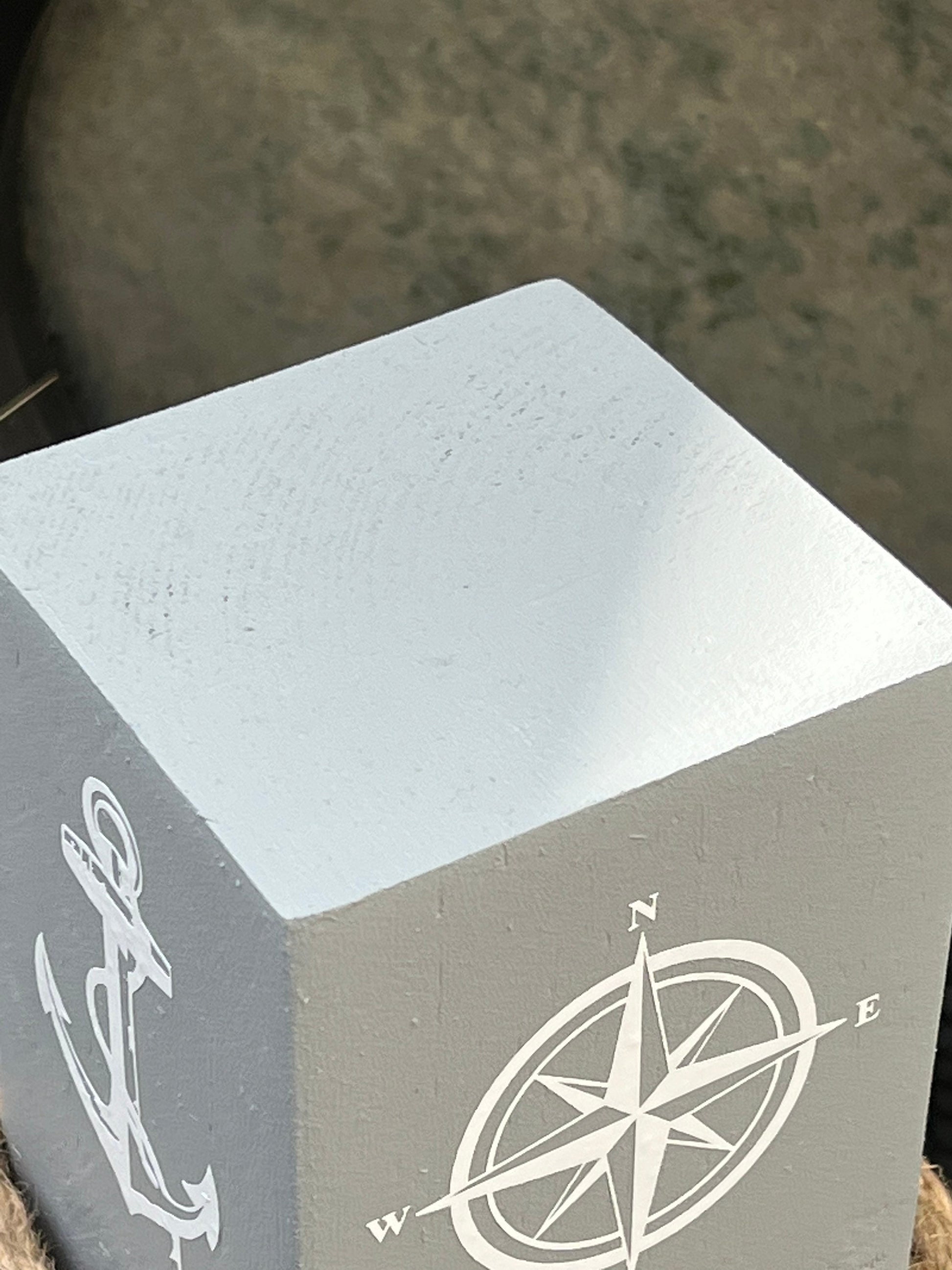 Willkommen Heimathafen Poller 50 cm | maritime Holzsäule grau-weiß mit Anker & Windrose | Gartendeko Stele Küstendeko