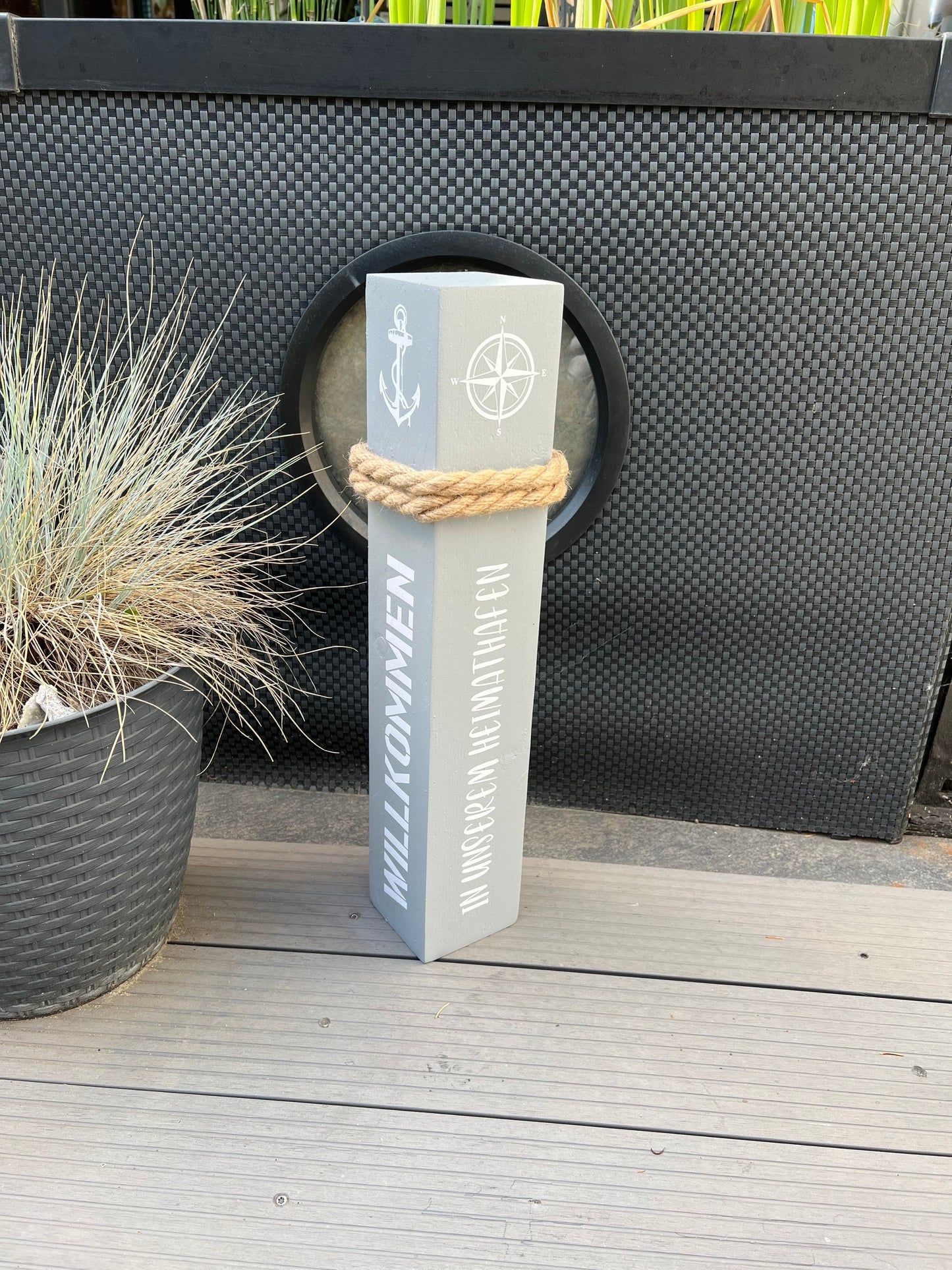 Willkommen Heimathafen Poller 50 cm | maritime Holzsäule grau-weiß mit Anker & Windrose | Gartendeko Stele Küstendeko