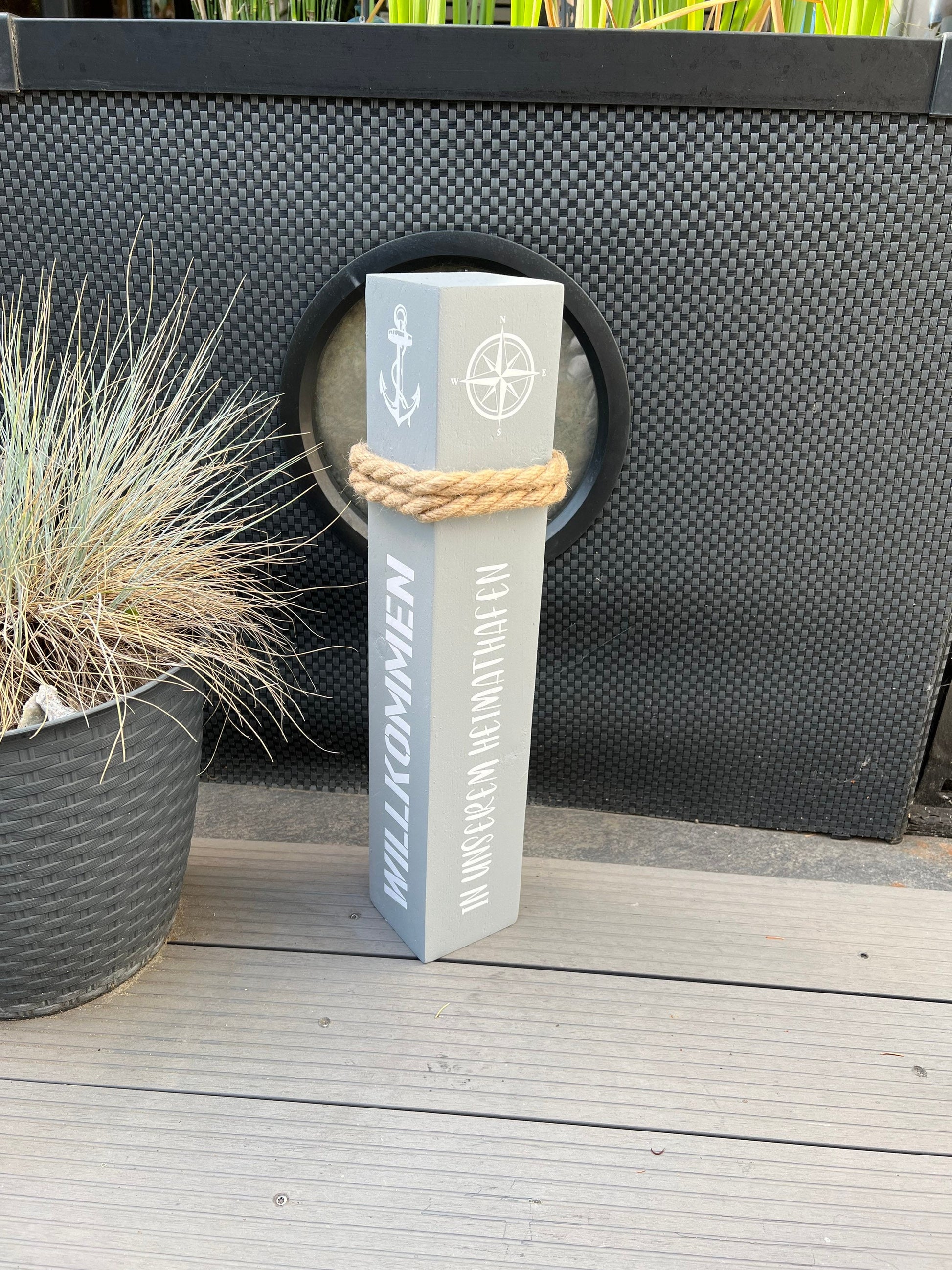 Willkommen Heimathafen Poller 50 cm | maritime Holzsäule grau-weiß mit Anker & Windrose | Gartendeko Stele Küstendeko