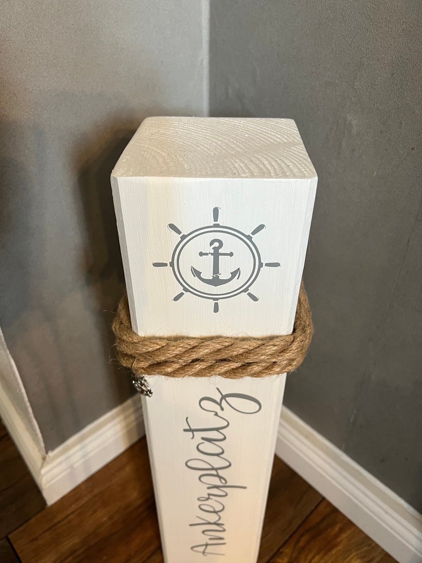 Maritimer Holzpoller Kompass 50 cm – Deko-Säule mit Kompass & Anker | Geschenkidee Hochzeit, Einzug und Küstenstil im Garten