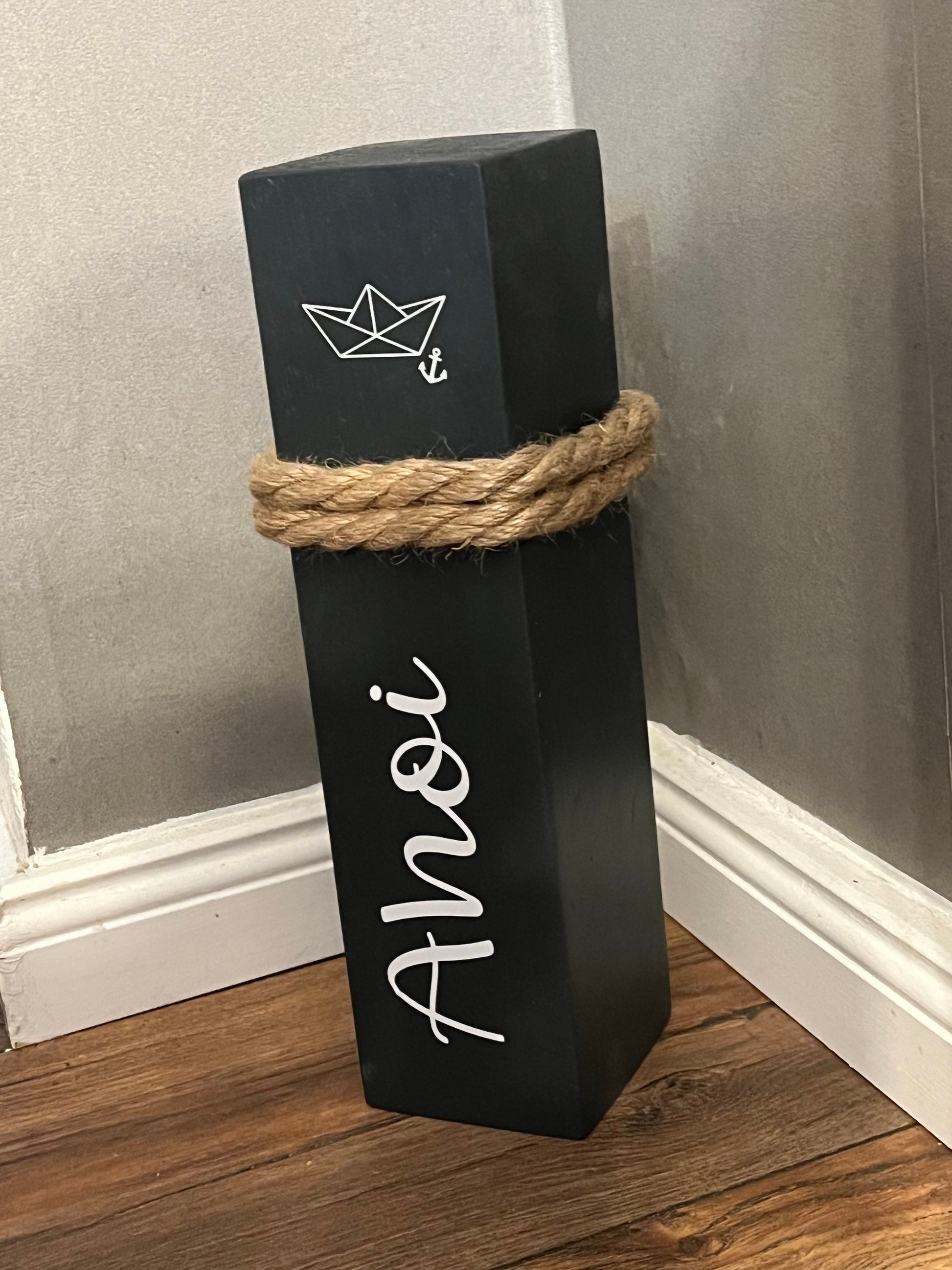 Ahoi Poller 40 cm | Maritime Holzsäule anthrazit mit Schiff | Gartendeko & Küstendeko | handgemacht