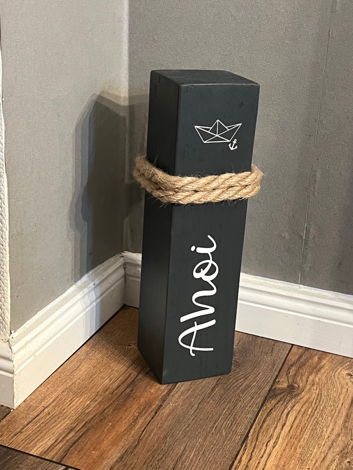 Ahoi Poller 40 cm | Maritime Holzsäule anthrazit mit Schiff | Gartendeko & Küstendeko | handgemacht