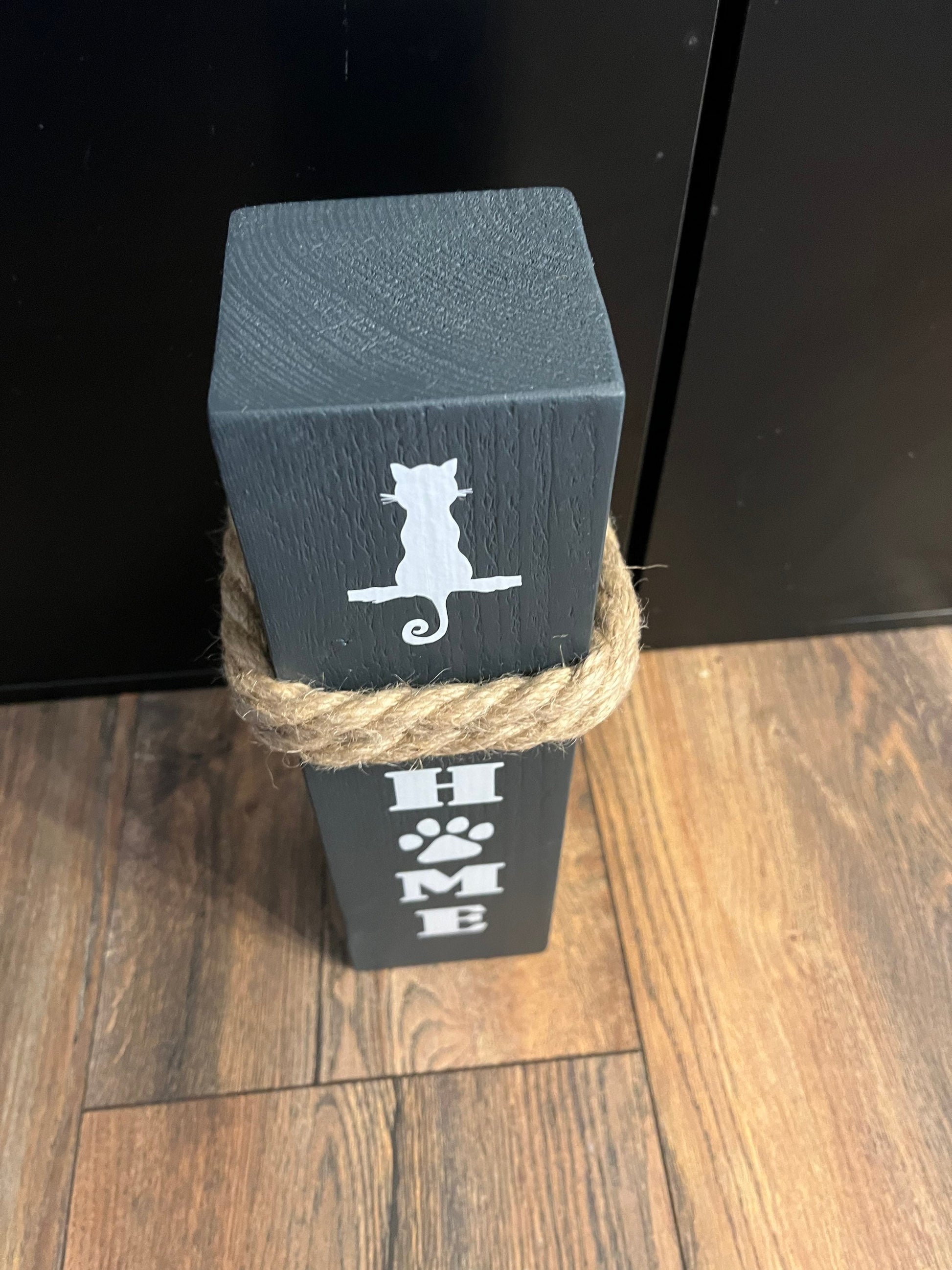 Geschenk für Katzenmama – Holz-Dekosäule HOME | Rustikale Katzenliebe & Deko für Katzenmama, Dekosäule