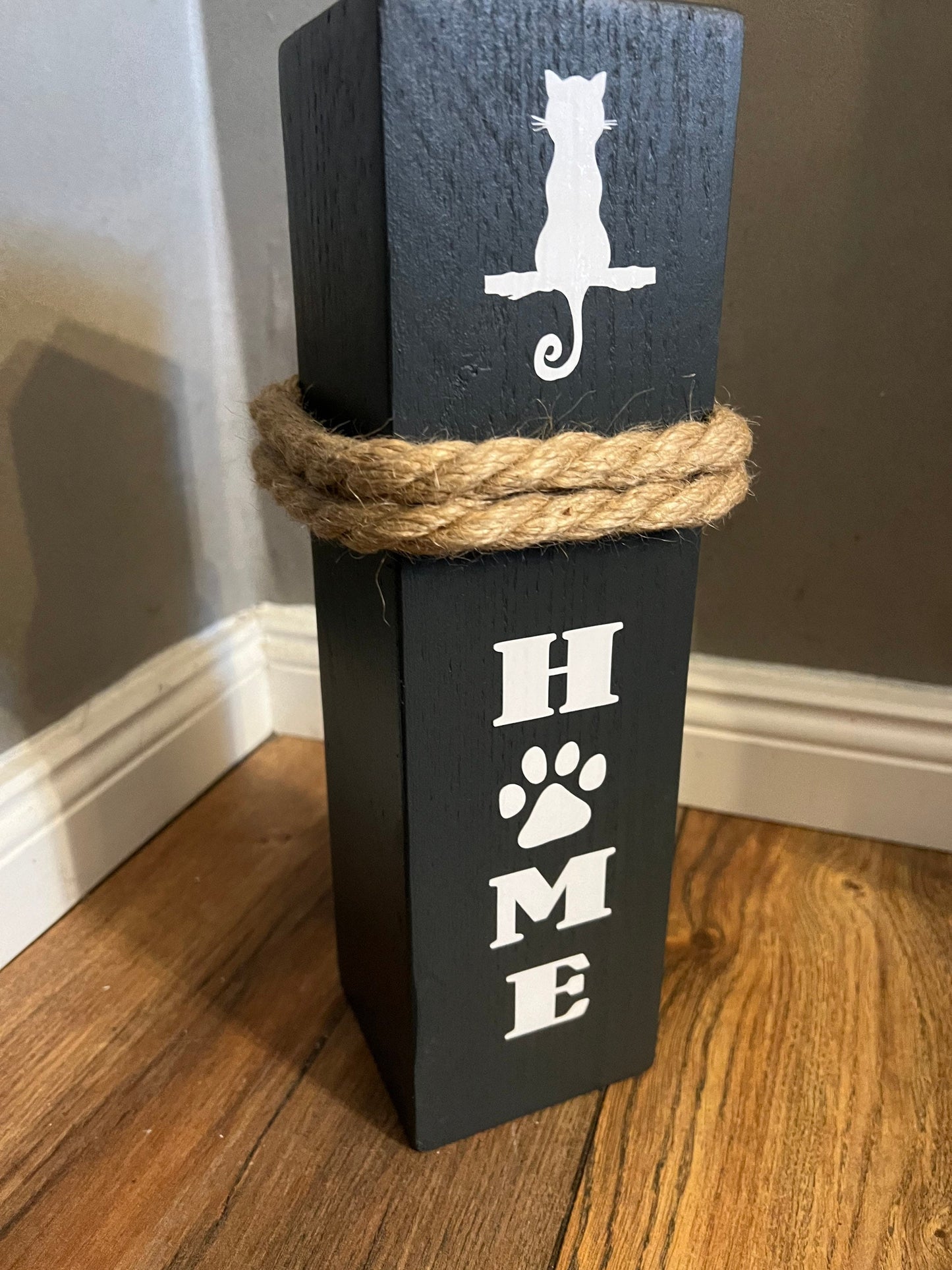 Geschenk für Katzenmama – Holz-Dekosäule HOME | Rustikale Katzenliebe & Deko für Katzenmama, Dekosäule