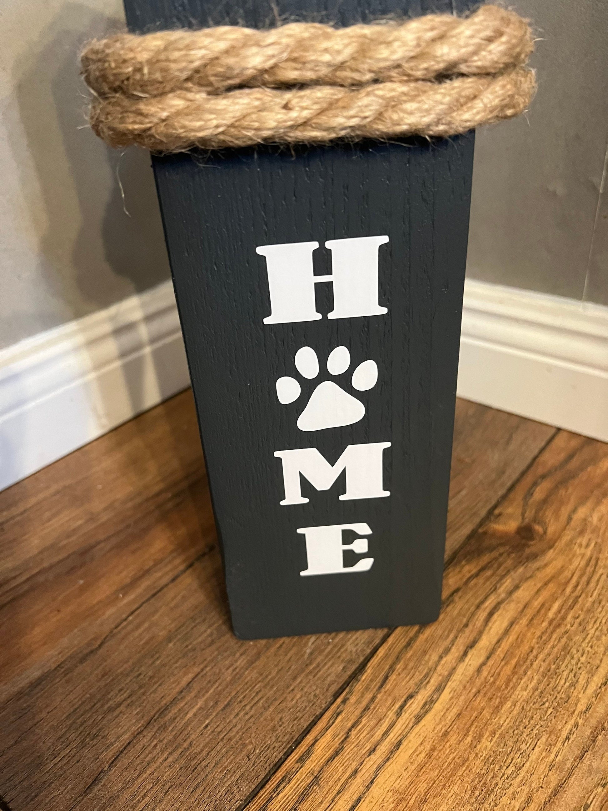 Geschenk für Katzenmama – Holz-Dekosäule HOME | Rustikale Katzenliebe & Deko für Katzenmama, Dekosäule