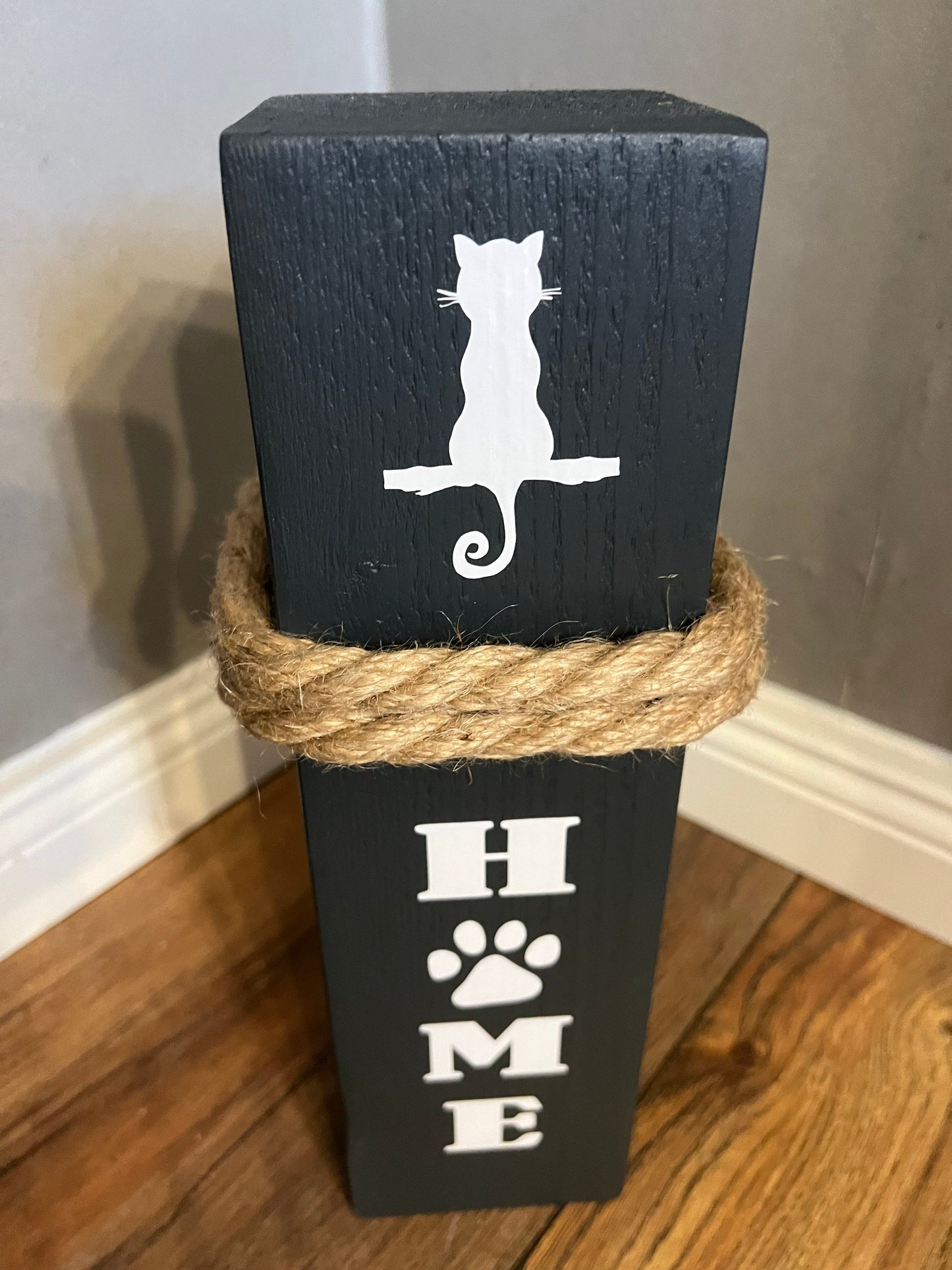 Geschenk für Katzenmama – Holz-Dekosäule HOME | Rustikale Katzenliebe & Deko für Katzenmama, Dekosäule