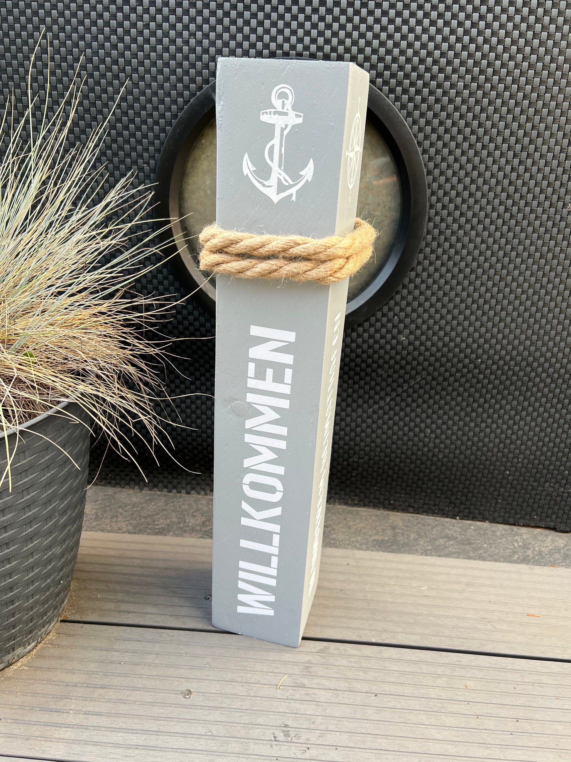 Willkommen Heimathafen Poller 50 cm | maritime Holzsäule grau-weiß mit Anker & Windrose | Gartendeko Stele Küstendeko