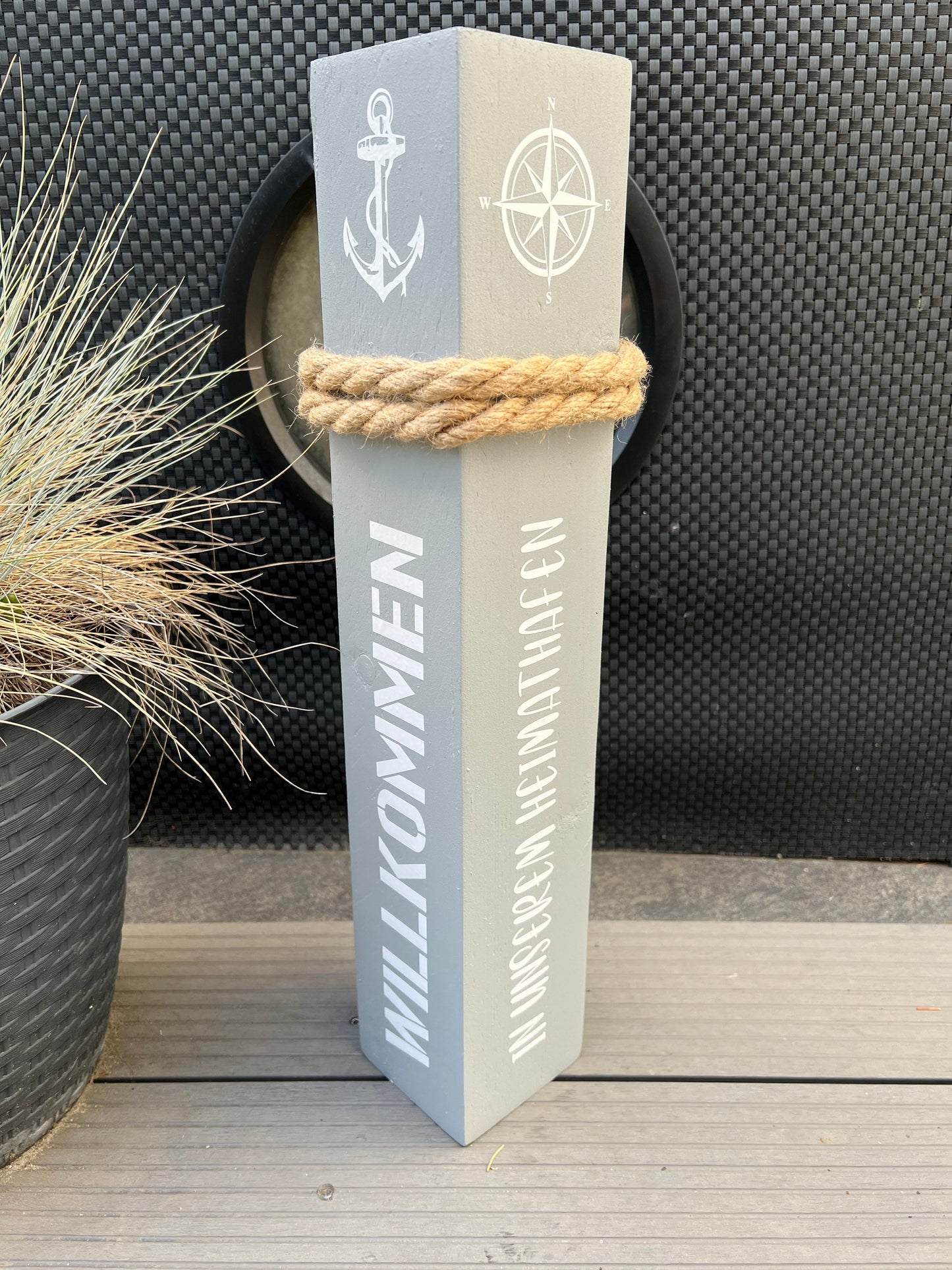 Willkommen Heimathafen Poller 50 cm | maritime Holzsäule grau-weiß mit Anker & Windrose | Gartendeko Stele Küstendeko