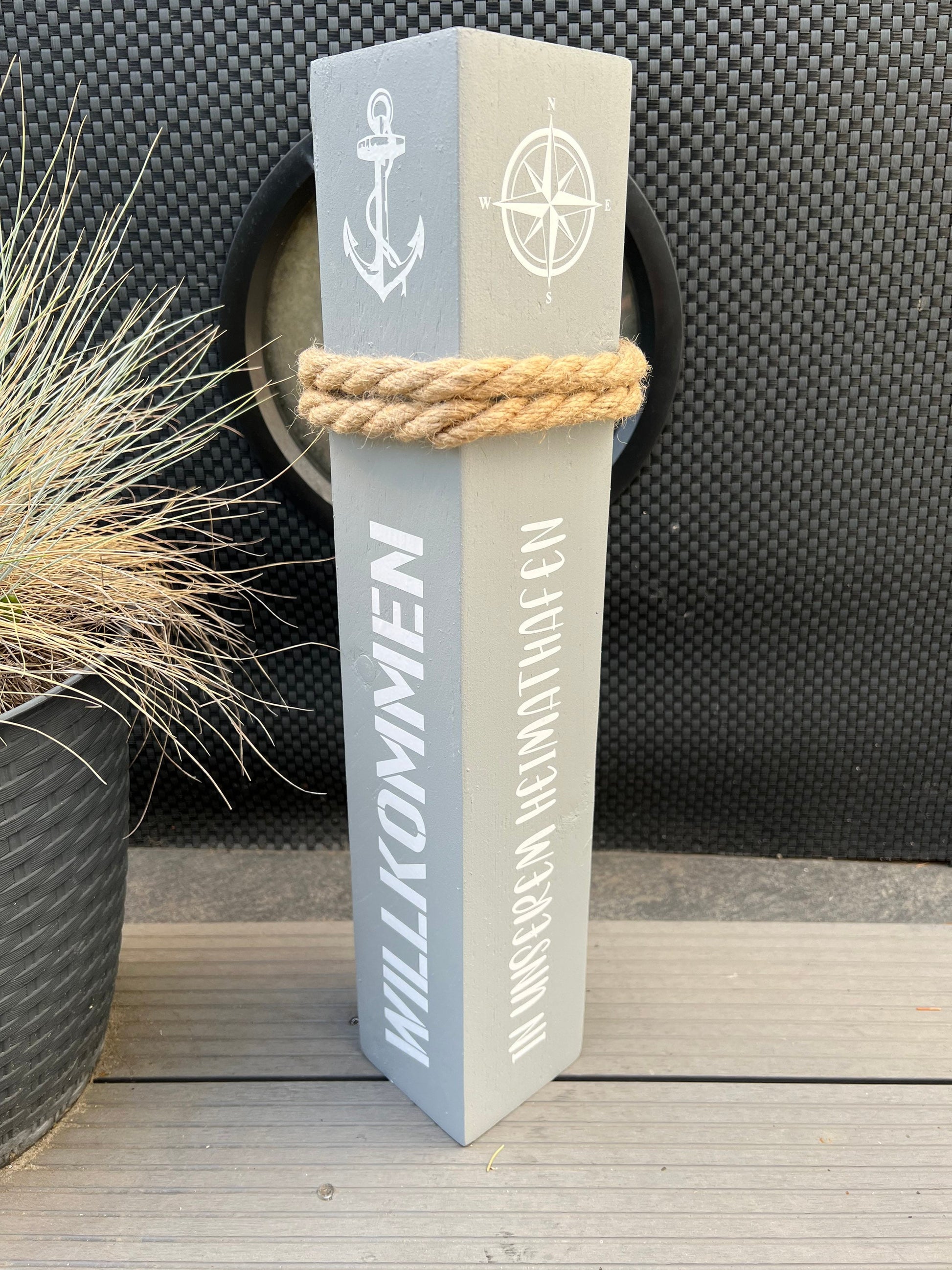 Willkommen Heimathafen Poller 50 cm | maritime Holzsäule grau-weiß mit Anker & Windrose | Gartendeko Stele Küstendeko