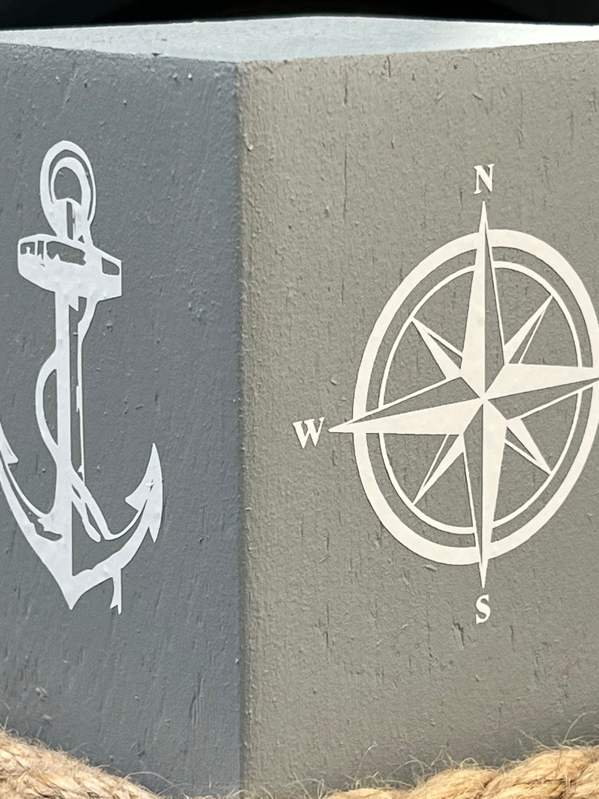 Willkommen Heimathafen Poller 50 cm | maritime Holzsäule grau-weiß mit Anker & Windrose | Gartendeko Stele Küstendeko