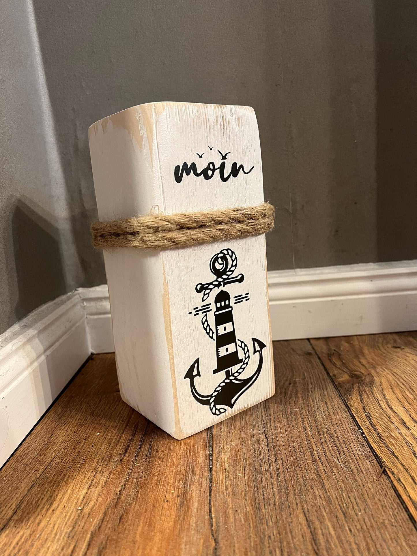 Maritime Dekosäule „Moin Heimathafen“ – Holzsäule 22 cm Shabby Stil für Küsten- & Garten-Deko