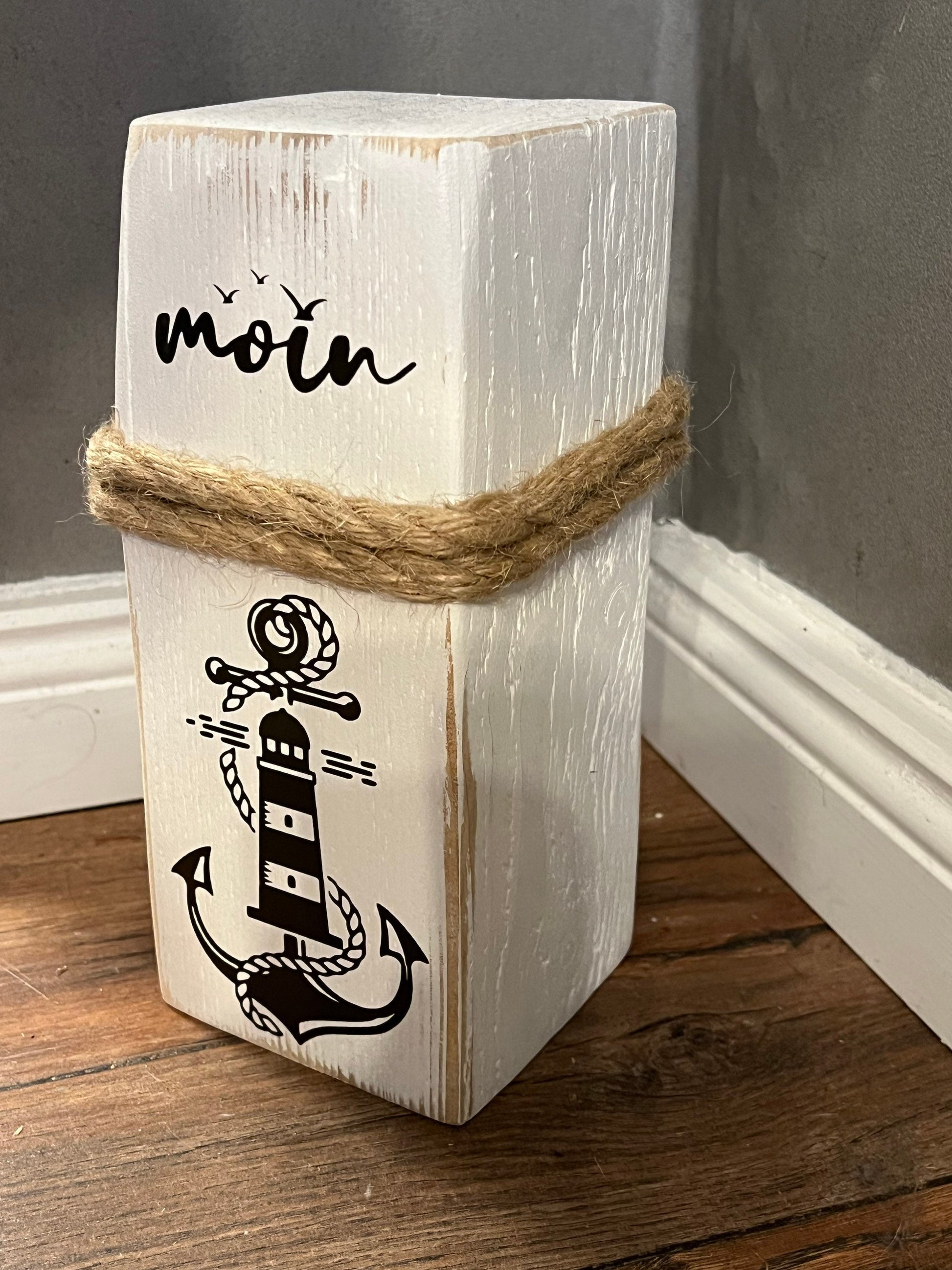 Maritime Dekosäule „Moin Heimathafen“ – Holzsäule 22 cm Shabby Stil für Küsten- & Garten-Deko