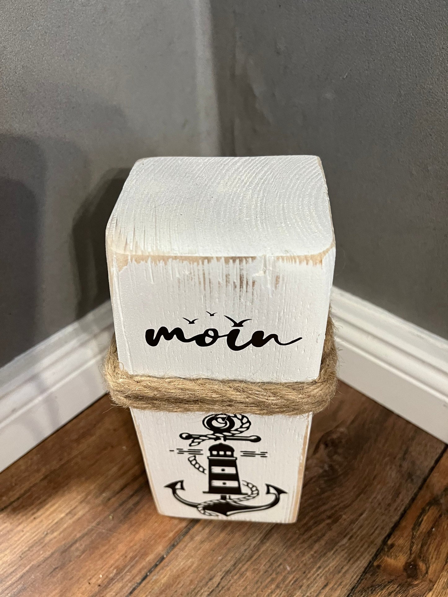 Maritime Dekosäule „Moin Heimathafen“ – Holzsäule 22 cm Shabby Stil für Küsten- & Garten-Deko