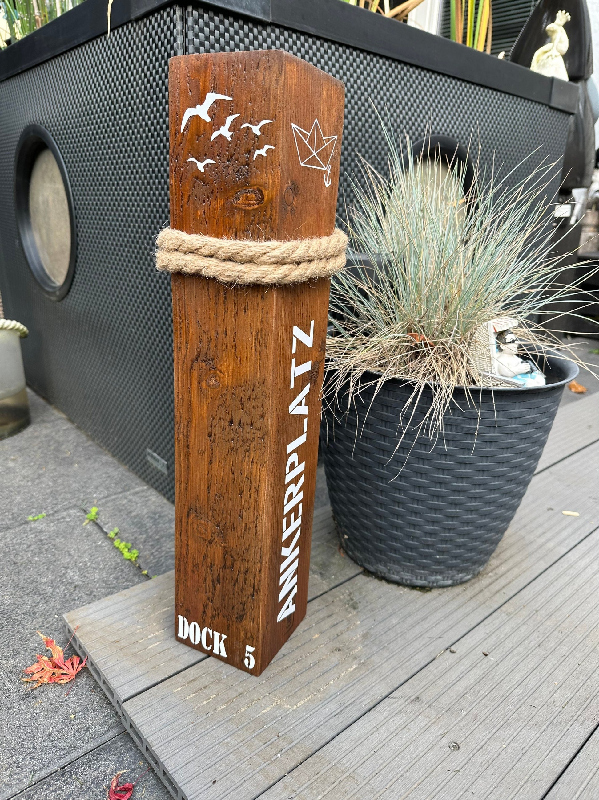 Maritime Holzsäule ‚Ankerplatz Moin‘ Nussbraun 50 cm | Deko Poller Küstenstil Geschenk Einzug & Garten, Heimathafen