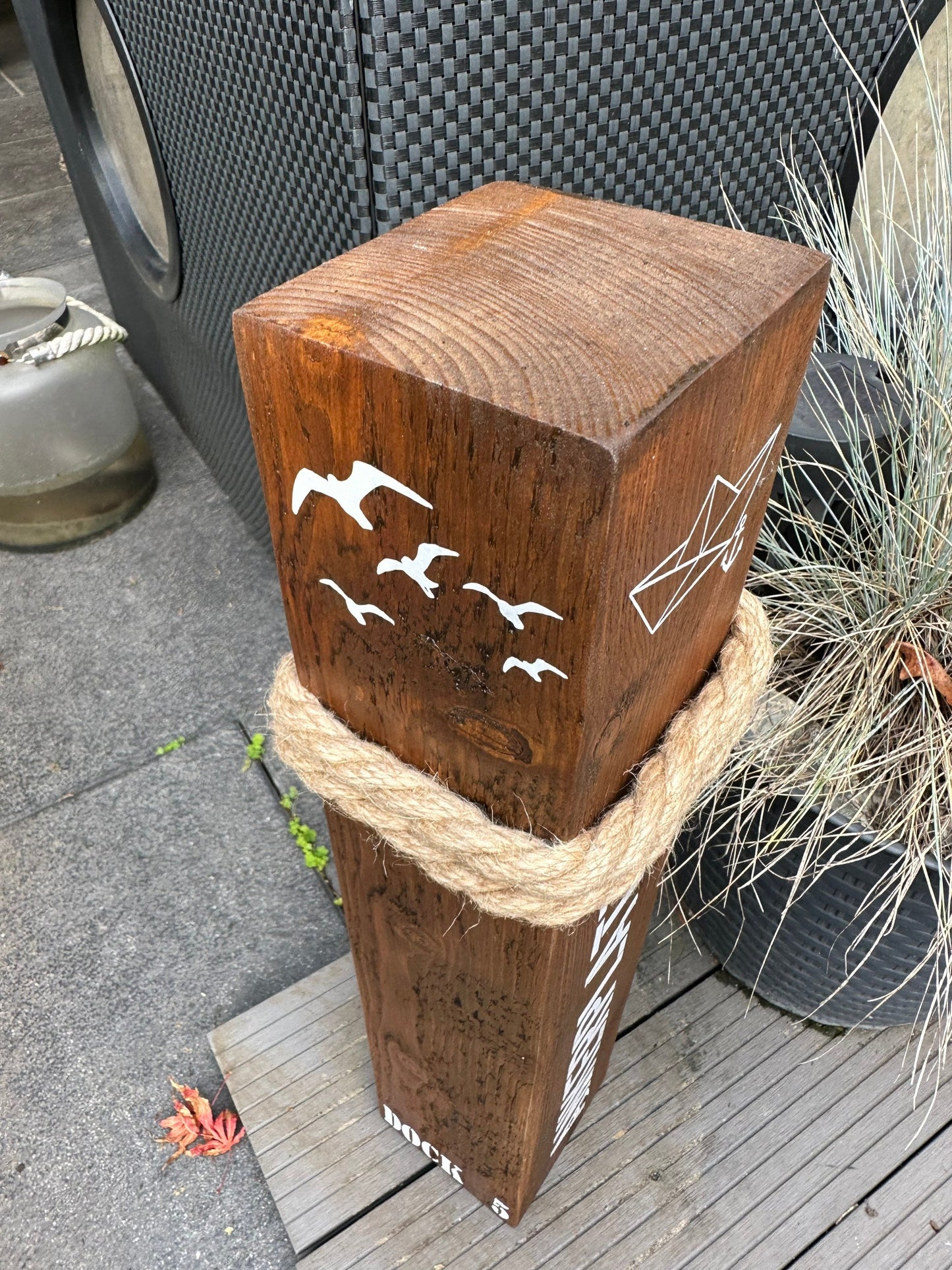 Maritime Holzsäule ‚Ankerplatz Moin‘ Nussbraun 50 cm | Deko Poller Küstenstil Geschenk Einzug & Garten, Heimathafen