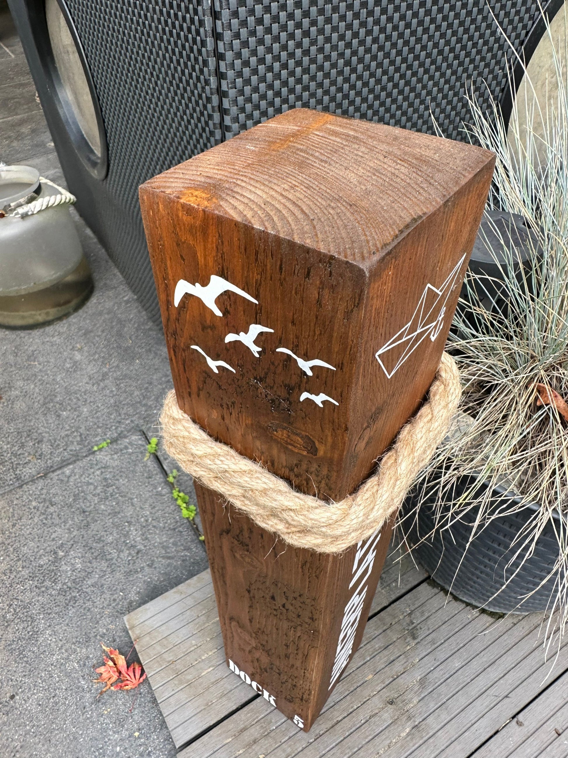 Maritime Holzsäule ‚Ankerplatz Moin‘ Nussbraun 50 cm | Deko Poller Küstenstil Geschenk Einzug & Garten, Heimathafen