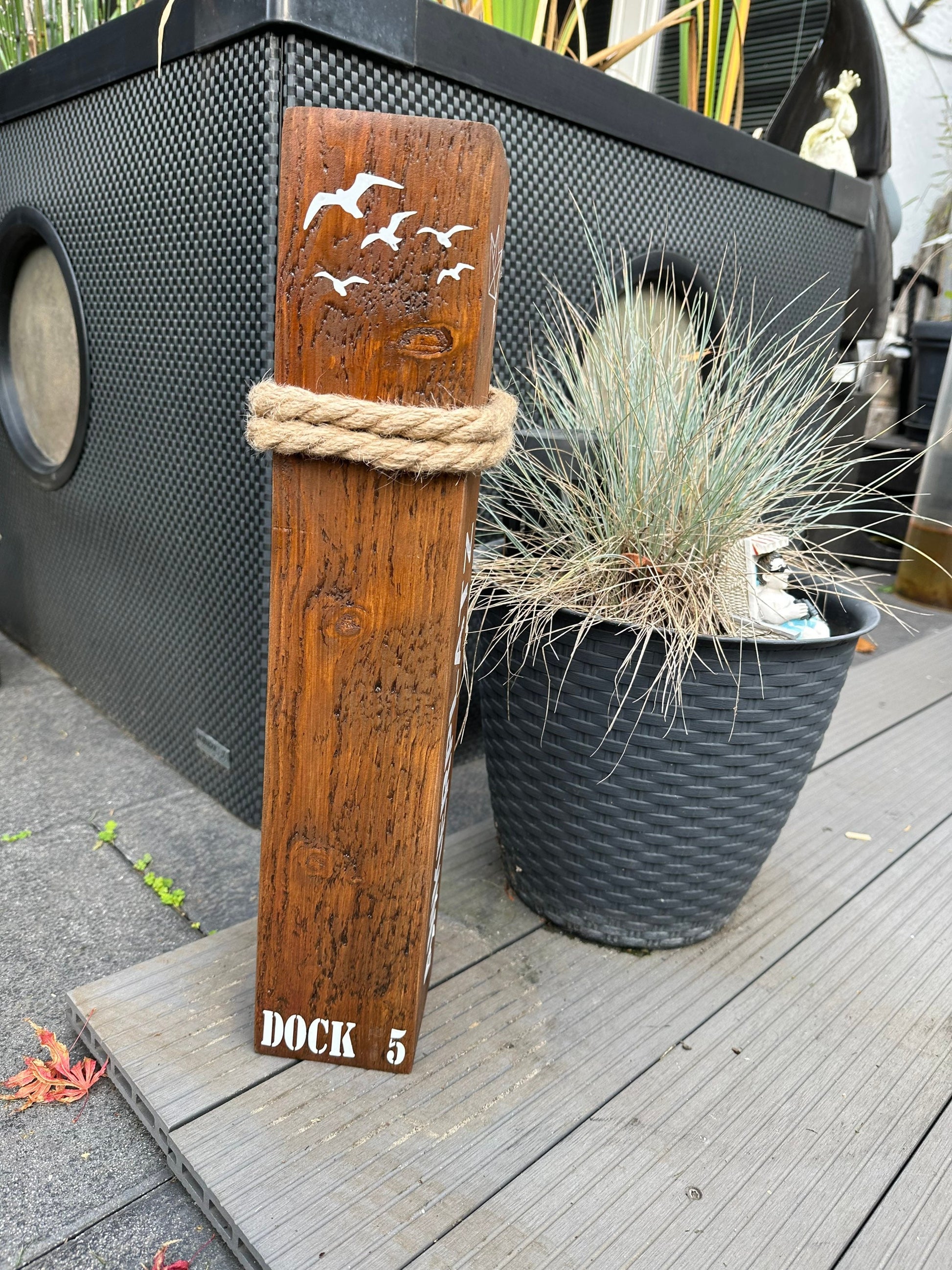 Maritime Holzsäule ‚Ankerplatz Moin‘ Nussbraun 50 cm | Deko Poller Küstenstil Geschenk Einzug & Garten, Heimathafen