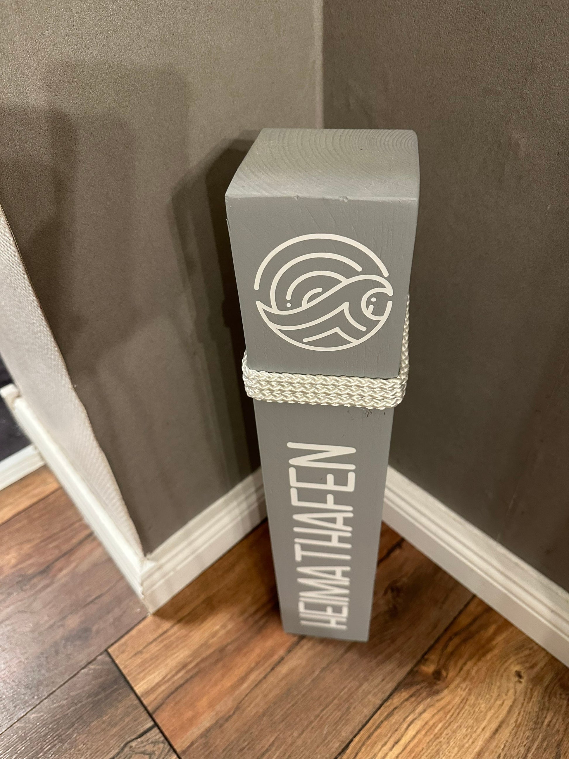 Heimat Hafen Poller 50 cm | Maritime Dekosäule aus Holz mit Windrose & Kompass | Küsten-Deko für Garten und Zuhause