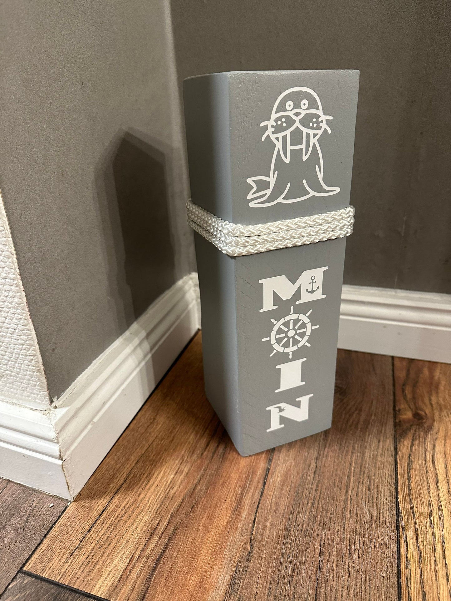 Moin Poller – Maritime Holzsäule 40 cm Weiß/Grau mit Walross | Küsten Deko & Geschenkidee