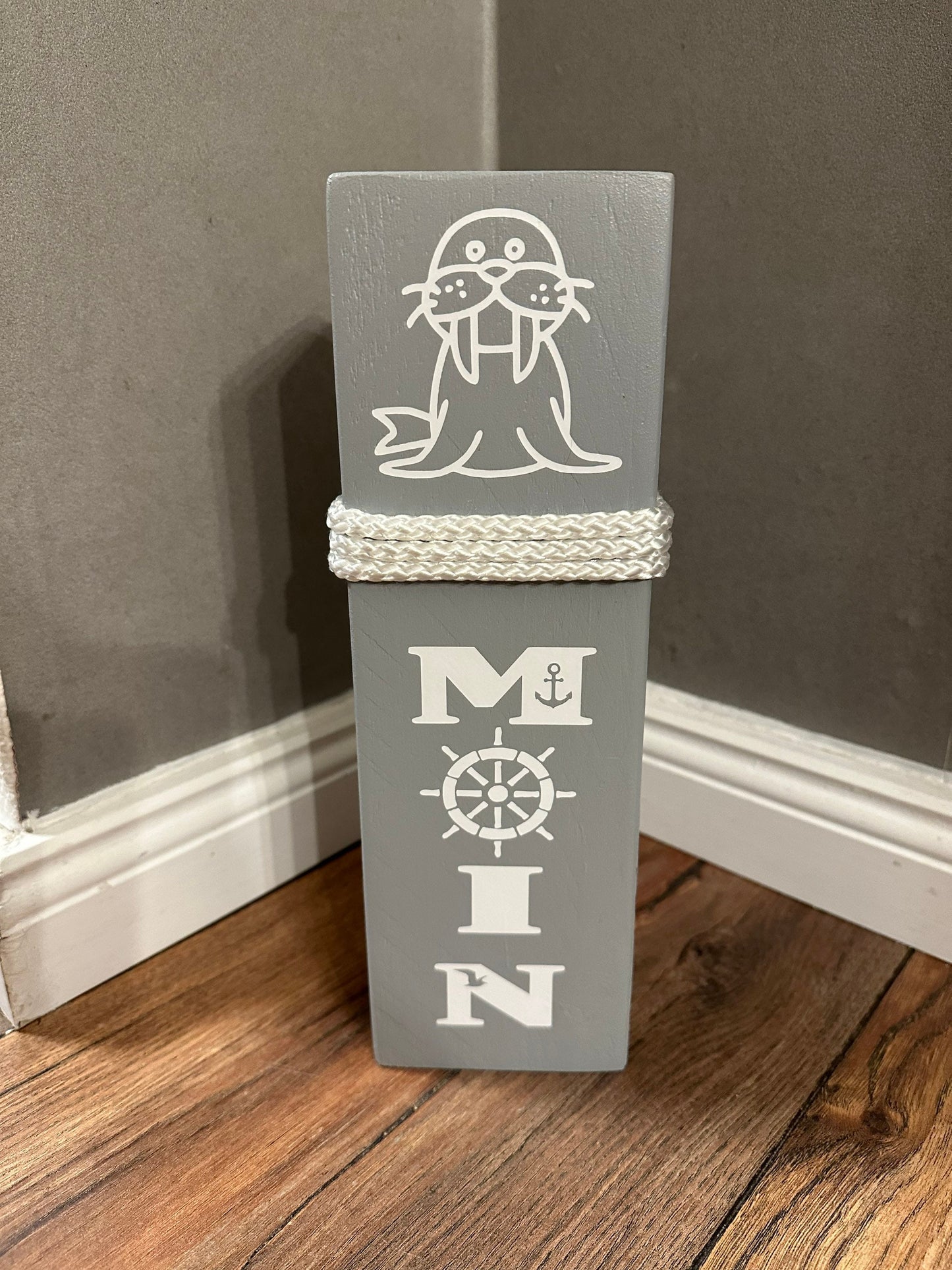 Moin Poller – Maritime Holzsäule 40 cm Weiß/Grau mit Walross | Küsten Deko & Geschenkidee