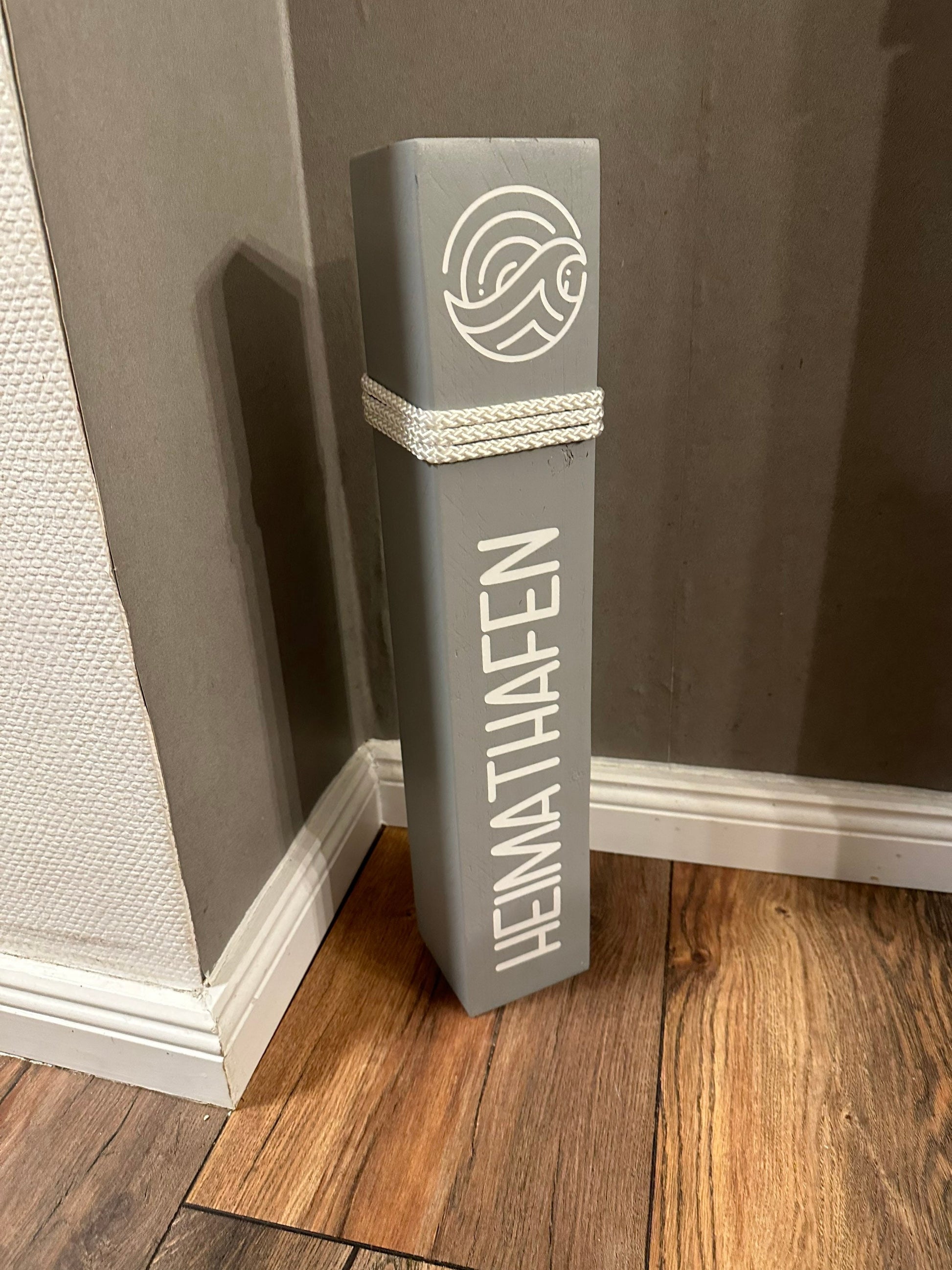 Heimat Hafen Poller 50 cm | Maritime Dekosäule aus Holz mit Windrose & Kompass | Küsten-Deko für Garten und Zuhause