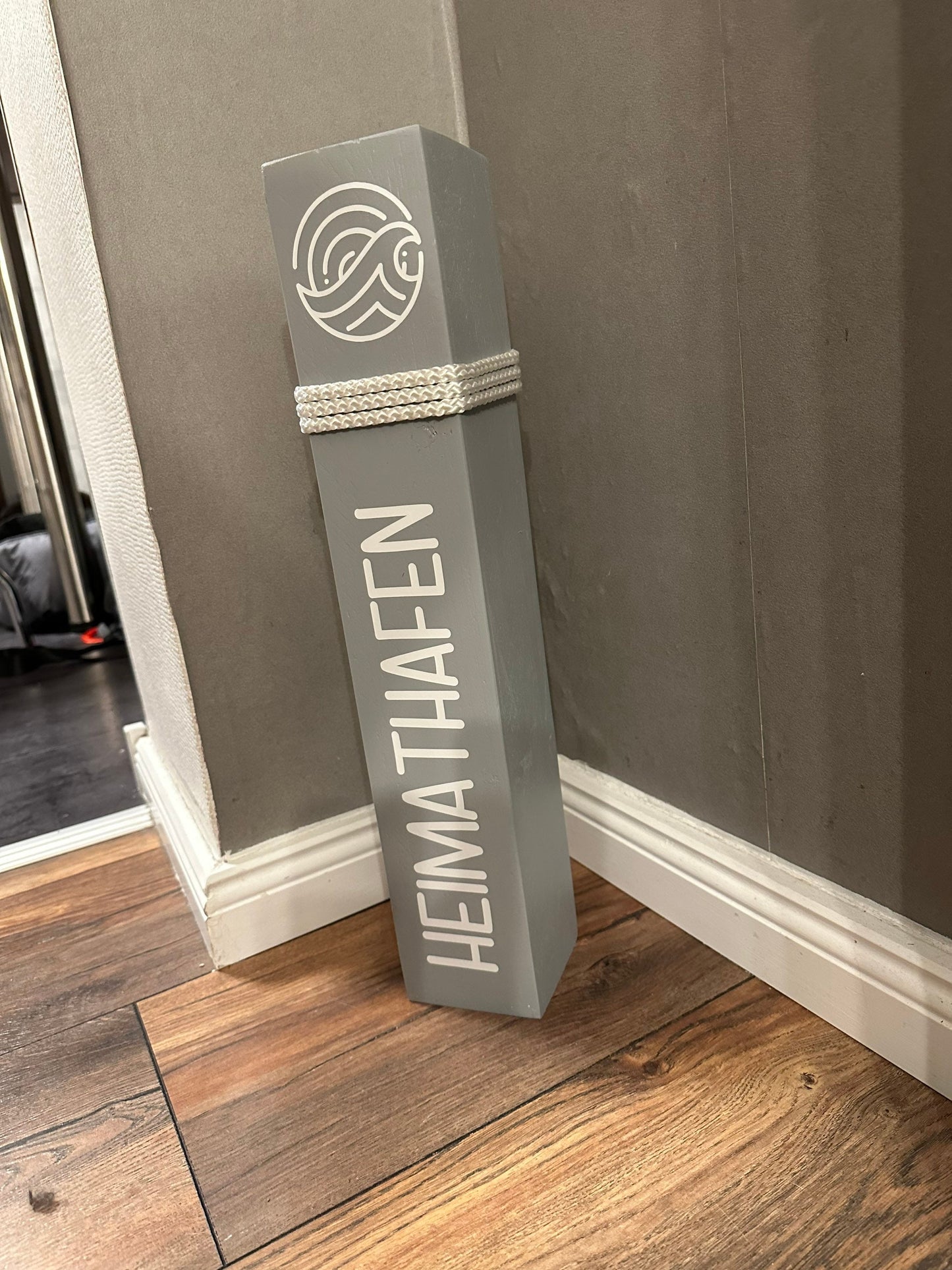 Heimat Hafen Poller 50 cm | Maritime Dekosäule aus Holz mit Windrose & Kompass | Küsten-Deko für Garten und Zuhause