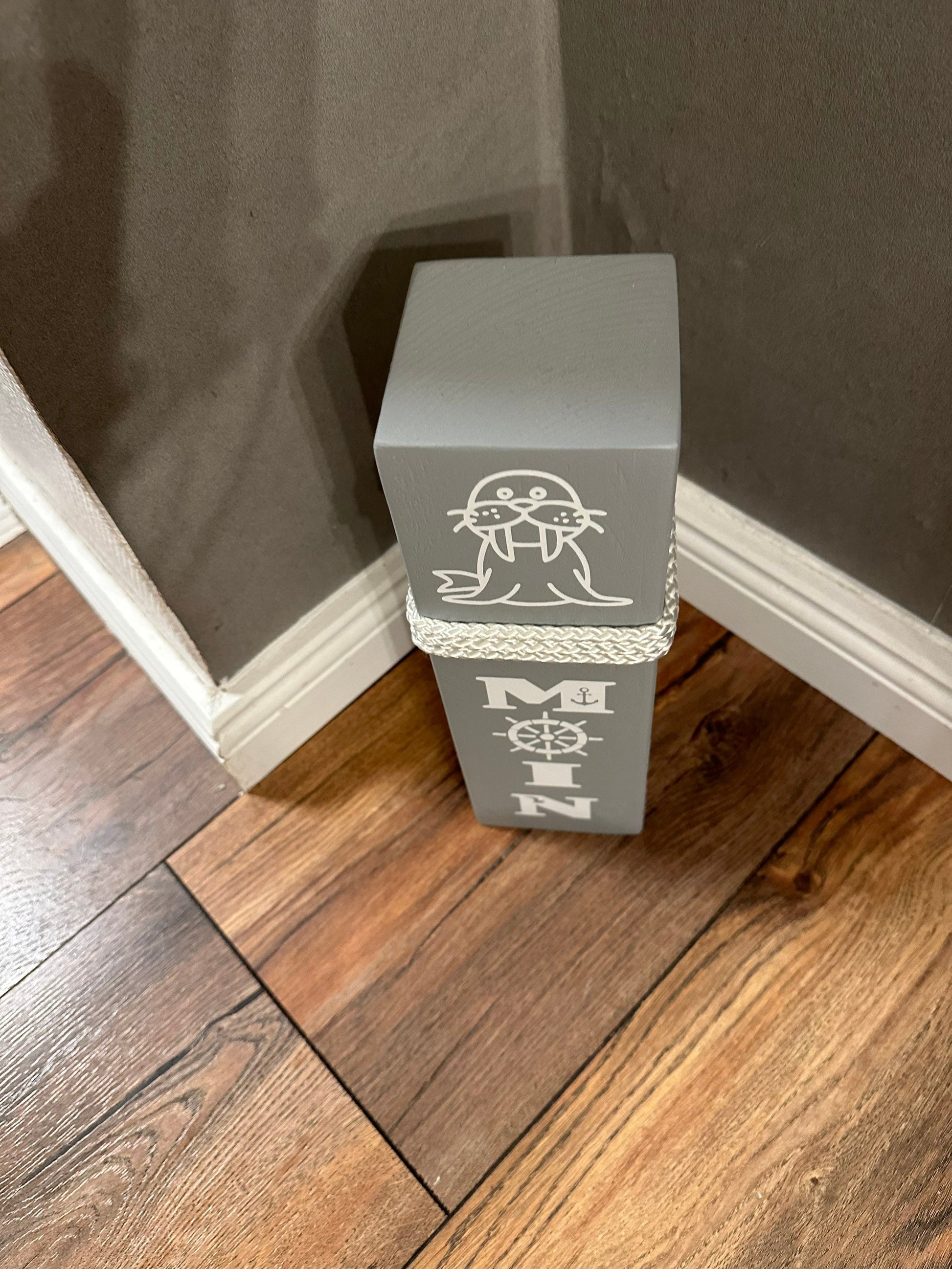 Moin Poller – Maritime Holzsäule 40 cm Weiß/Grau mit Walross | Küsten Deko & Geschenkidee