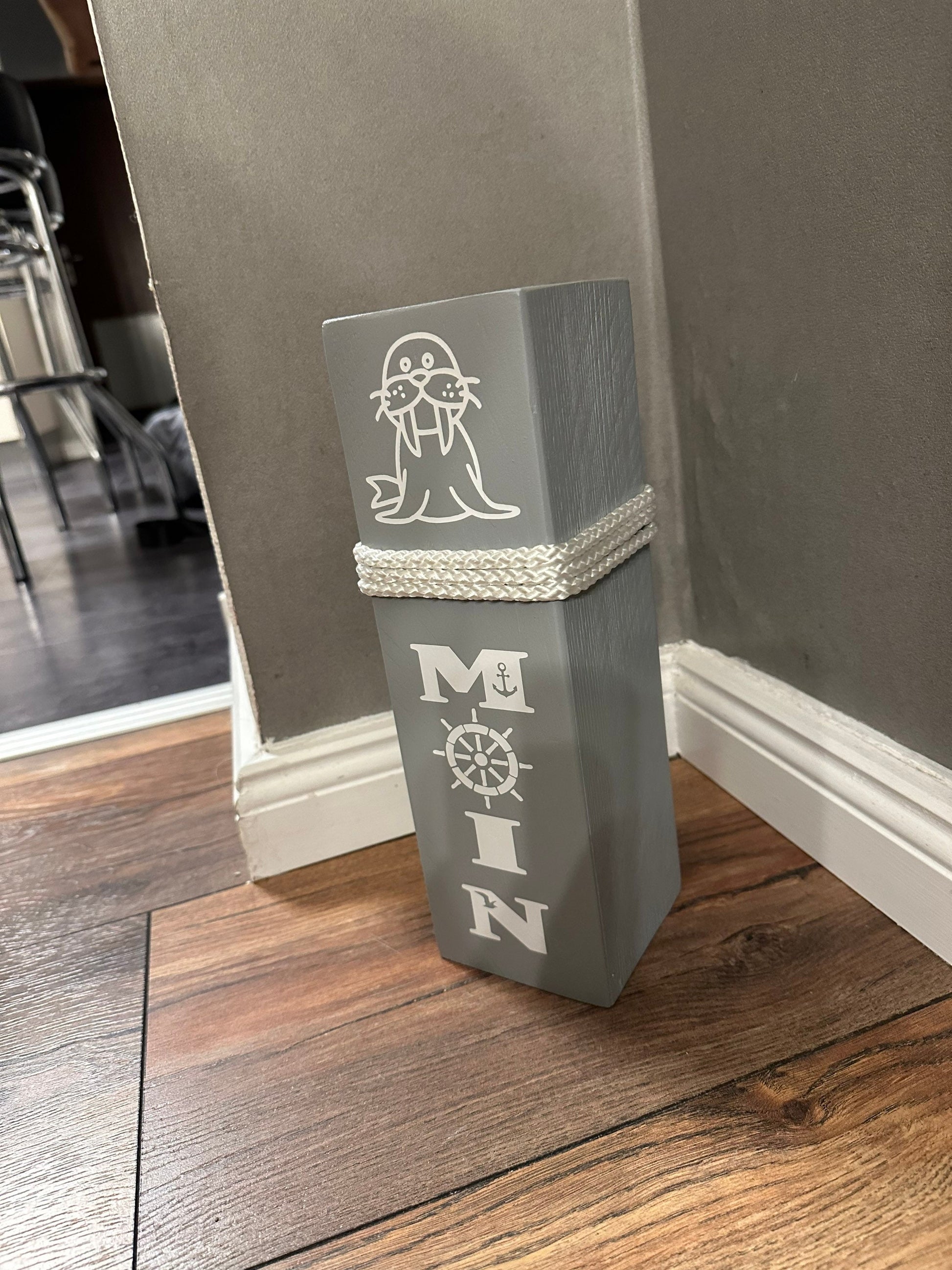 Moin Poller – Maritime Holzsäule 40 cm Weiß/Grau mit Walross | Küsten Deko & Geschenkidee